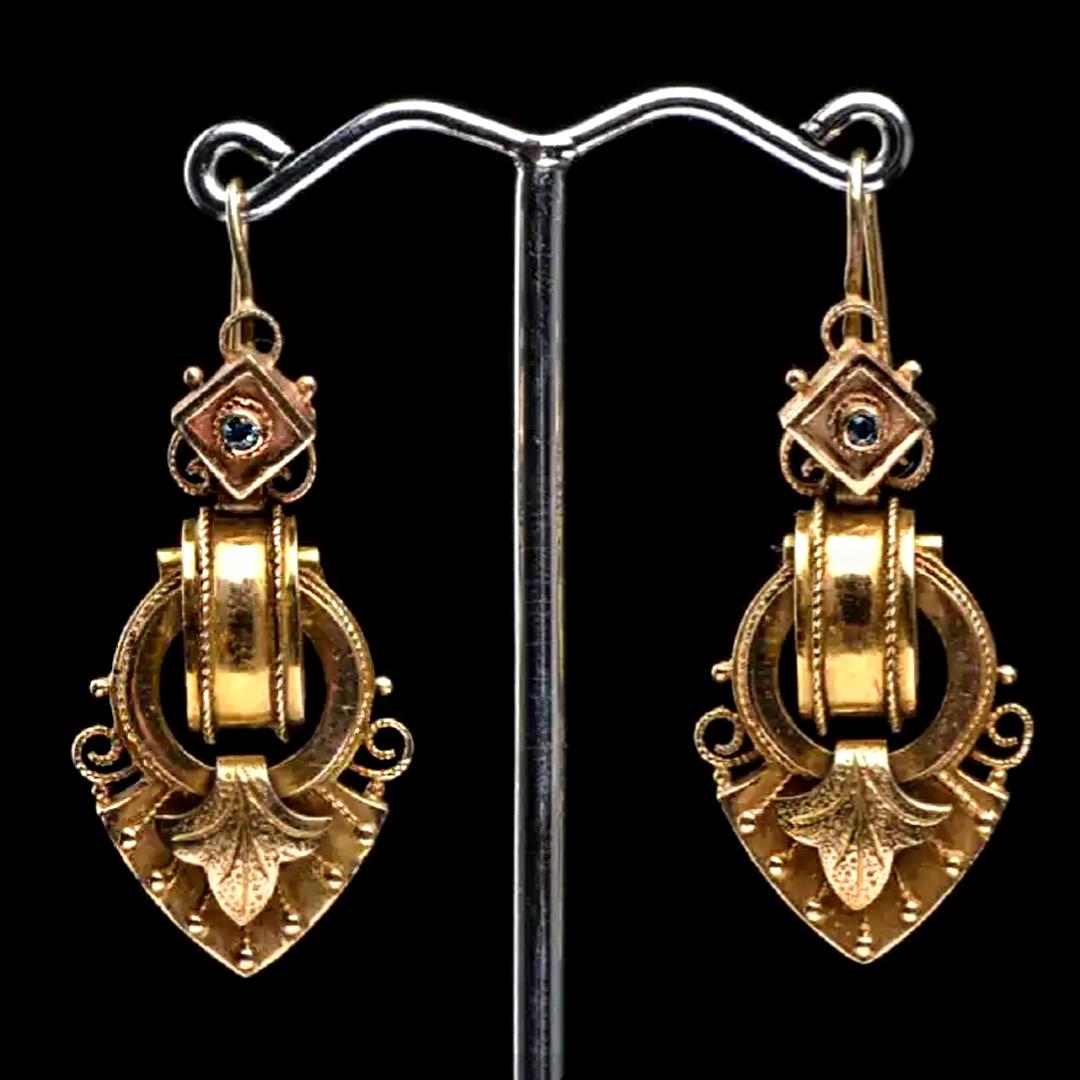 Boucles d'oreilles pendantes en or jaune antique 14 carats Bon état - En vente à New Orleans, LA