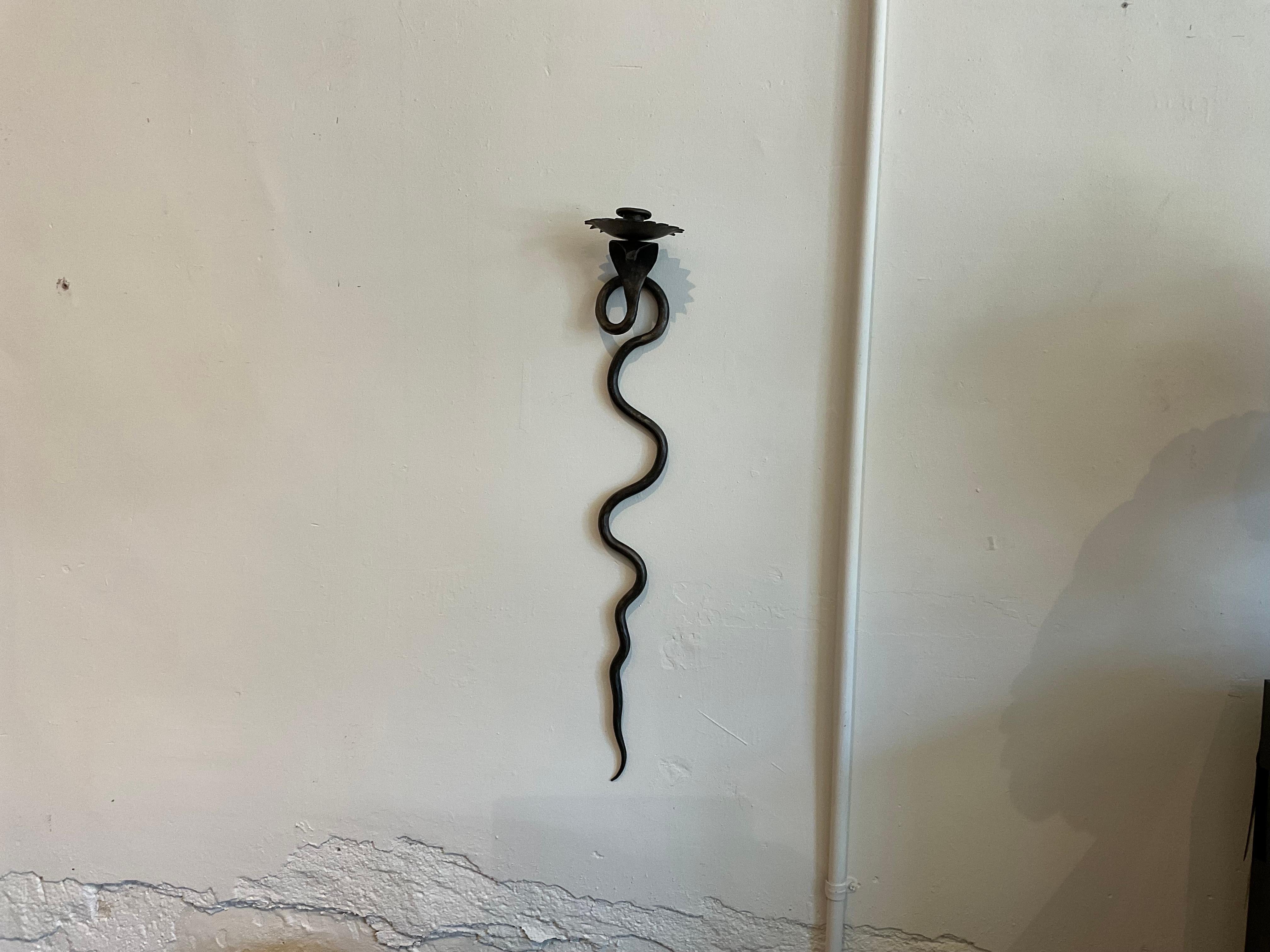 Pareja de apliques reproducción de serpiente en acabado de metal de cañón. Están disponibles en longitudes personalizadas, tanto en versión electrificada como no electrificada, y pueden venderse por unidades.