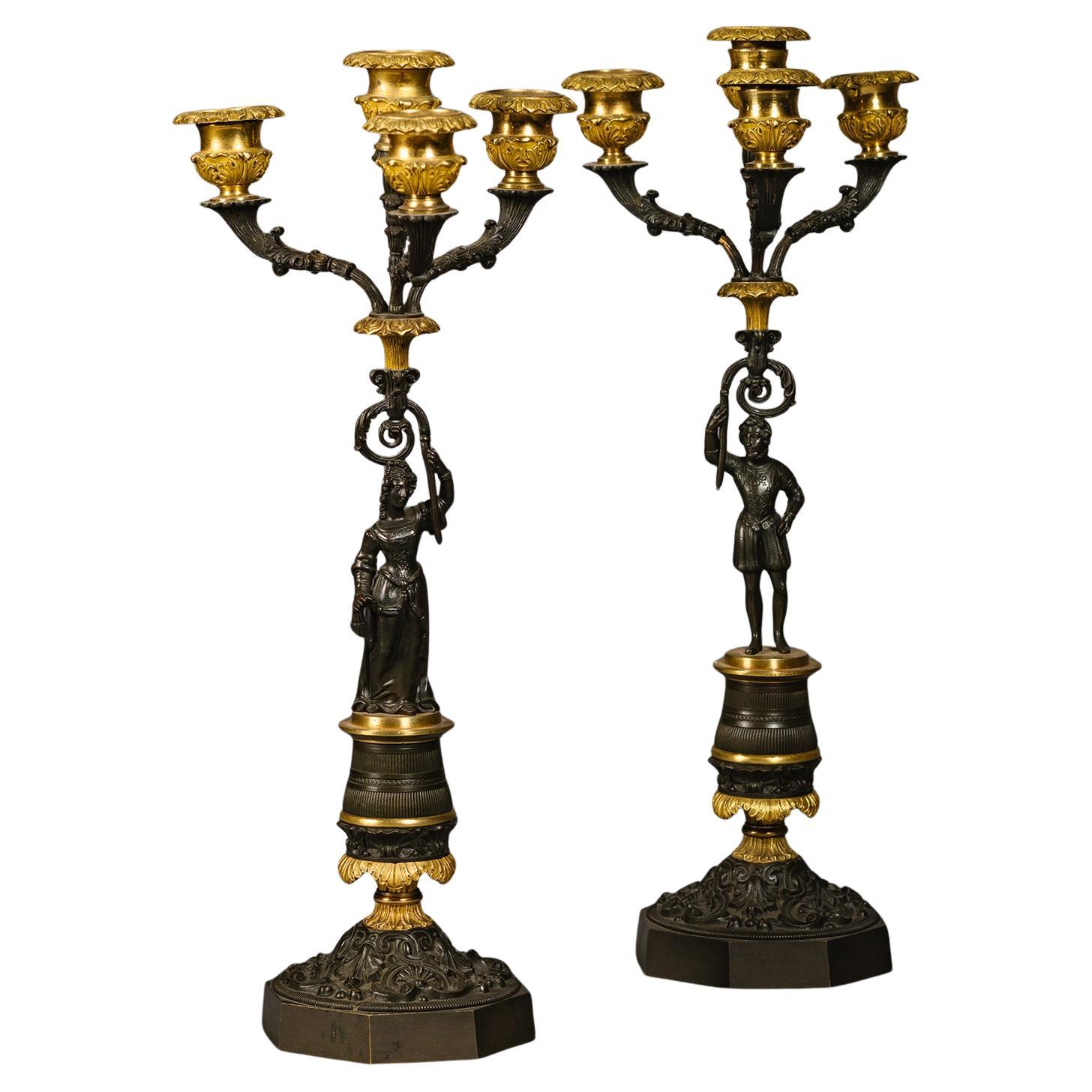 Coppia di candele a quattro luci in bronzo dorato e patinato del periodo della Restaurazione