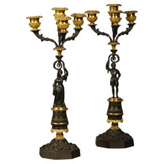 Ein Paar figurale Kandelaber aus vergoldeter und patinierter Bronze aus der Restaurationszeit mit vier Lichtern