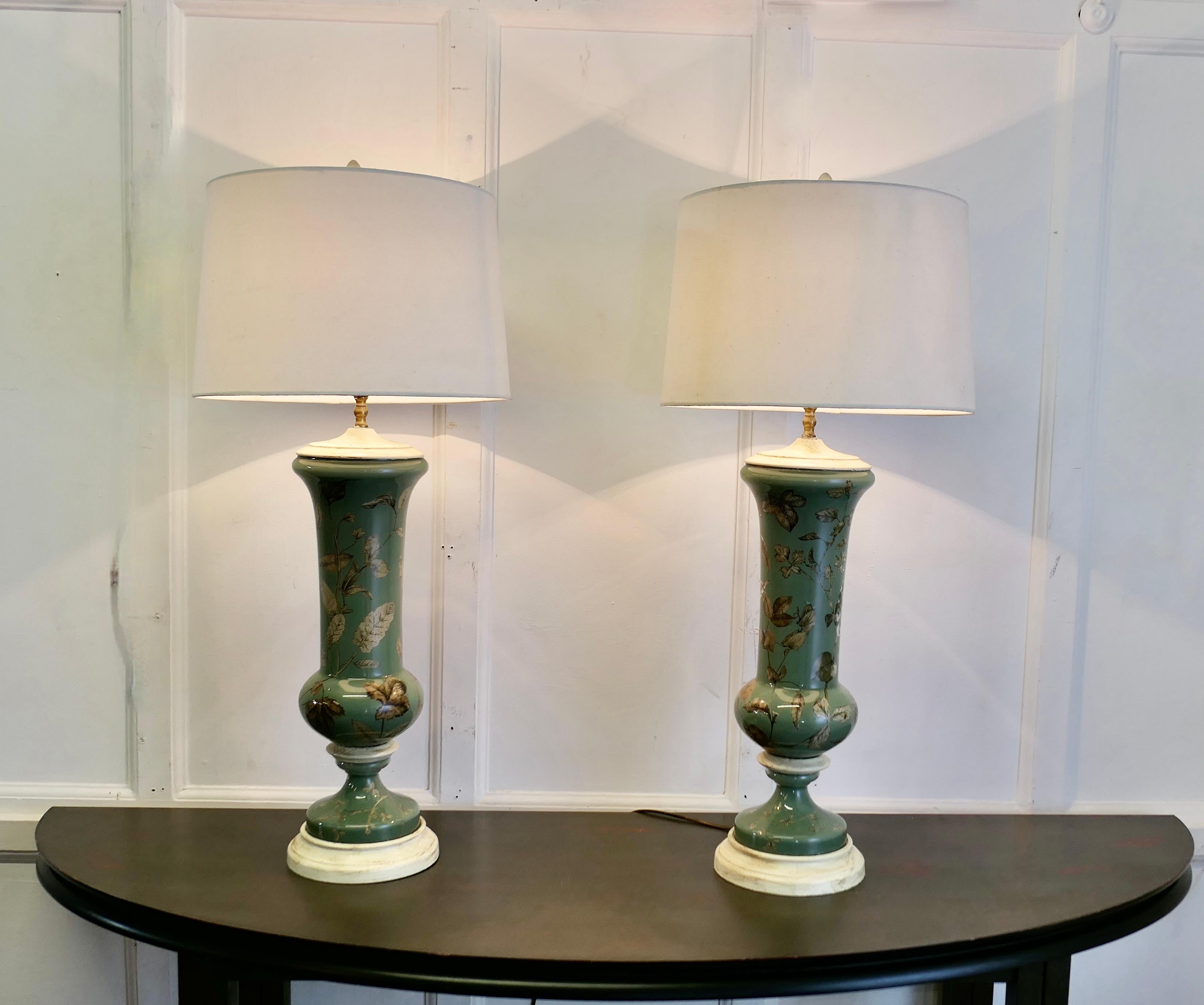 Paire de lampes à vase balustre peintes à l'envers

Une superbe paire de lampes décorées d'une manière traditionnelle connue sous le nom de decalcomania, qui consiste à placer de petites images à l'intérieur, tournées vers l'extérieur, sur le verre