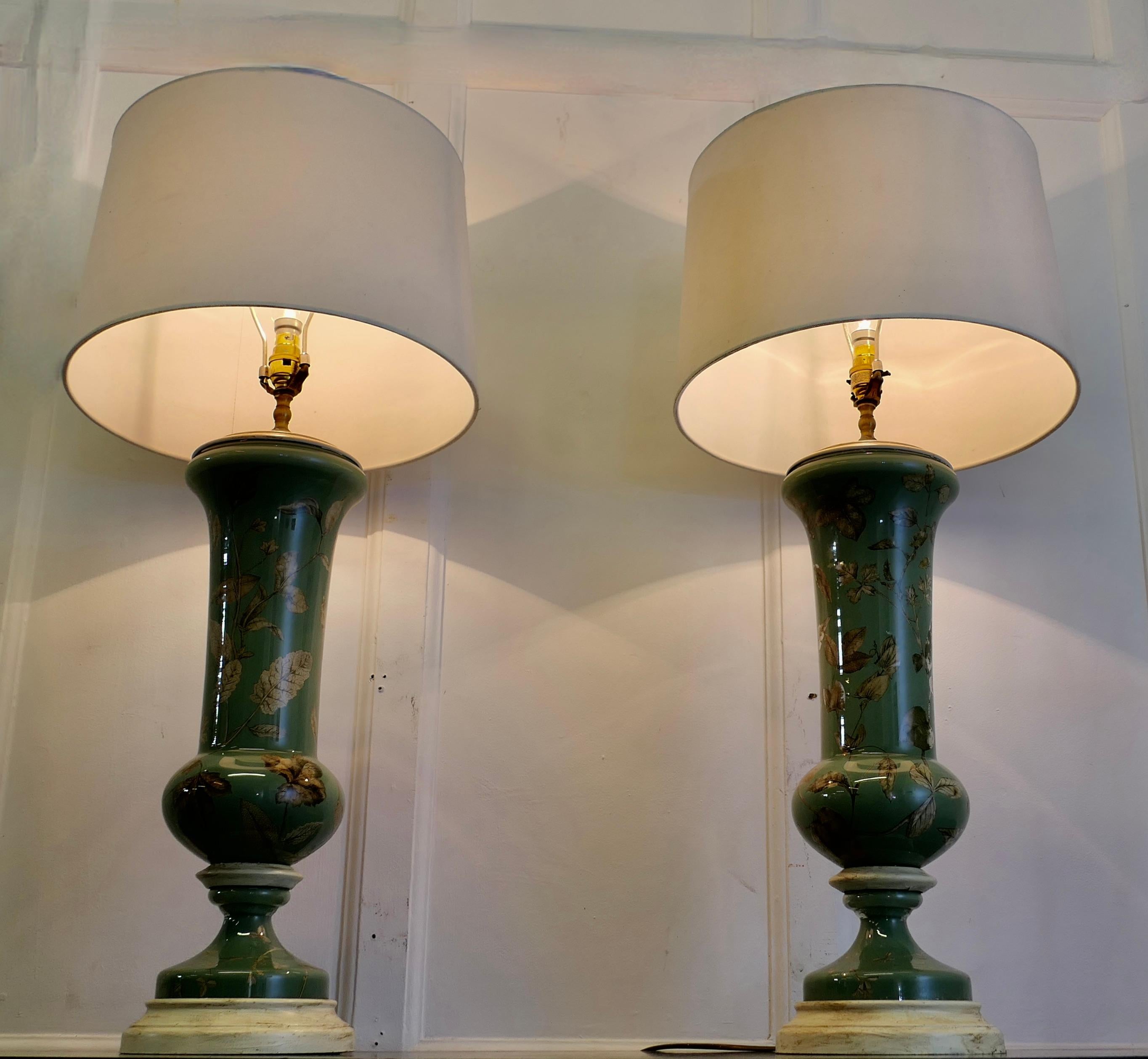 Arts and Crafts Paire de lampes à vase balustre peintes à l'envers  Une paire de lampes en vente