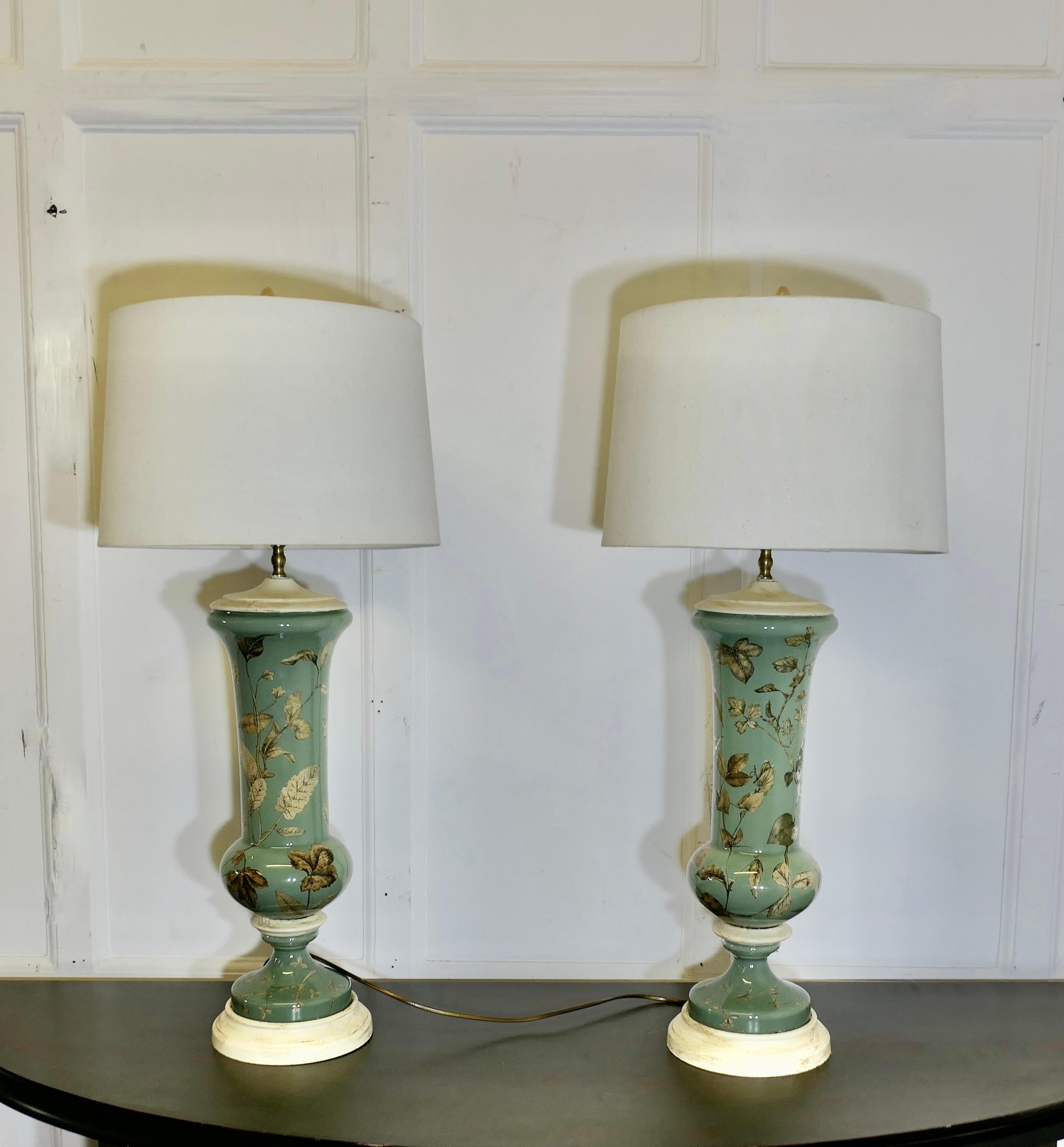 Verre Paire de lampes à vase balustre peintes à l'envers  Une paire de lampes en vente