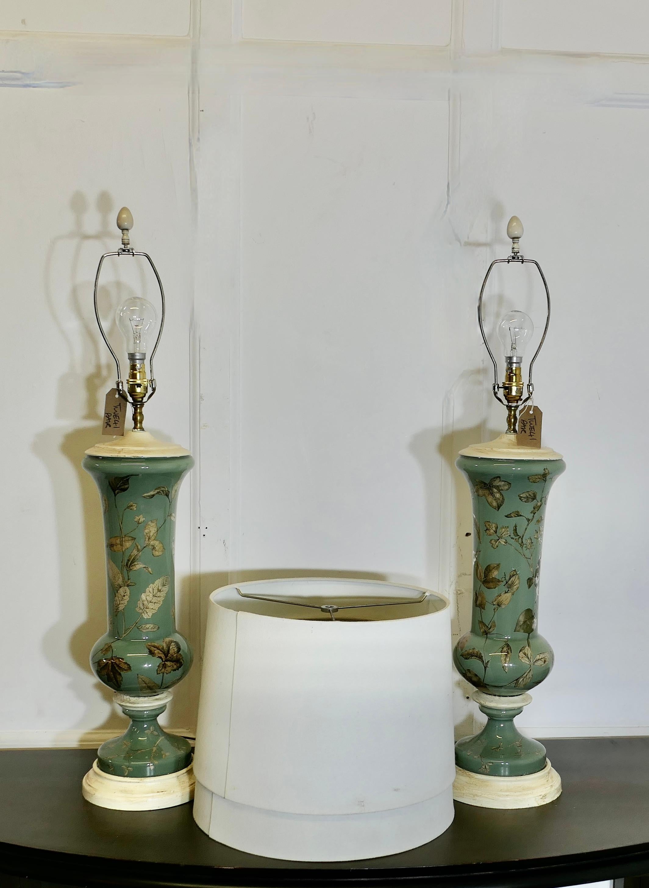 Paire de lampes à vase balustre peintes à l'envers  Une paire de lampes en vente 1