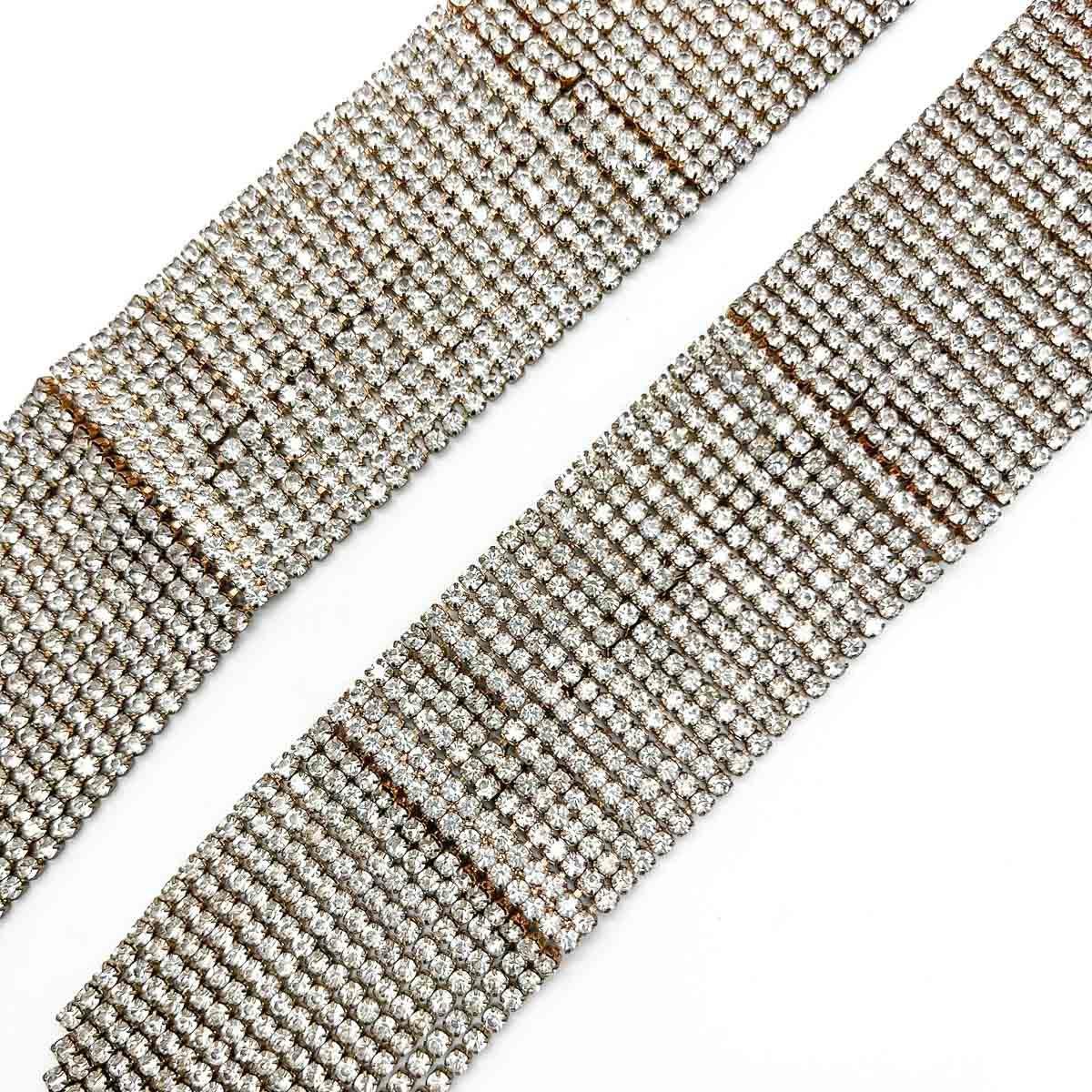 A stunning pair of Rhinestone Tassel Cuffs. Set the world alight with these incredible cuffs adorning your wrists. Tassels and rhinestones, what an alluring combination.
An unsigned beauty. A rare treasure. Just because a jewel doesn’t carry a