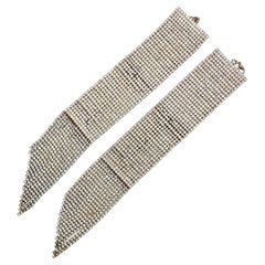 Un paio di polsini con nappe di strass degli anni 2000