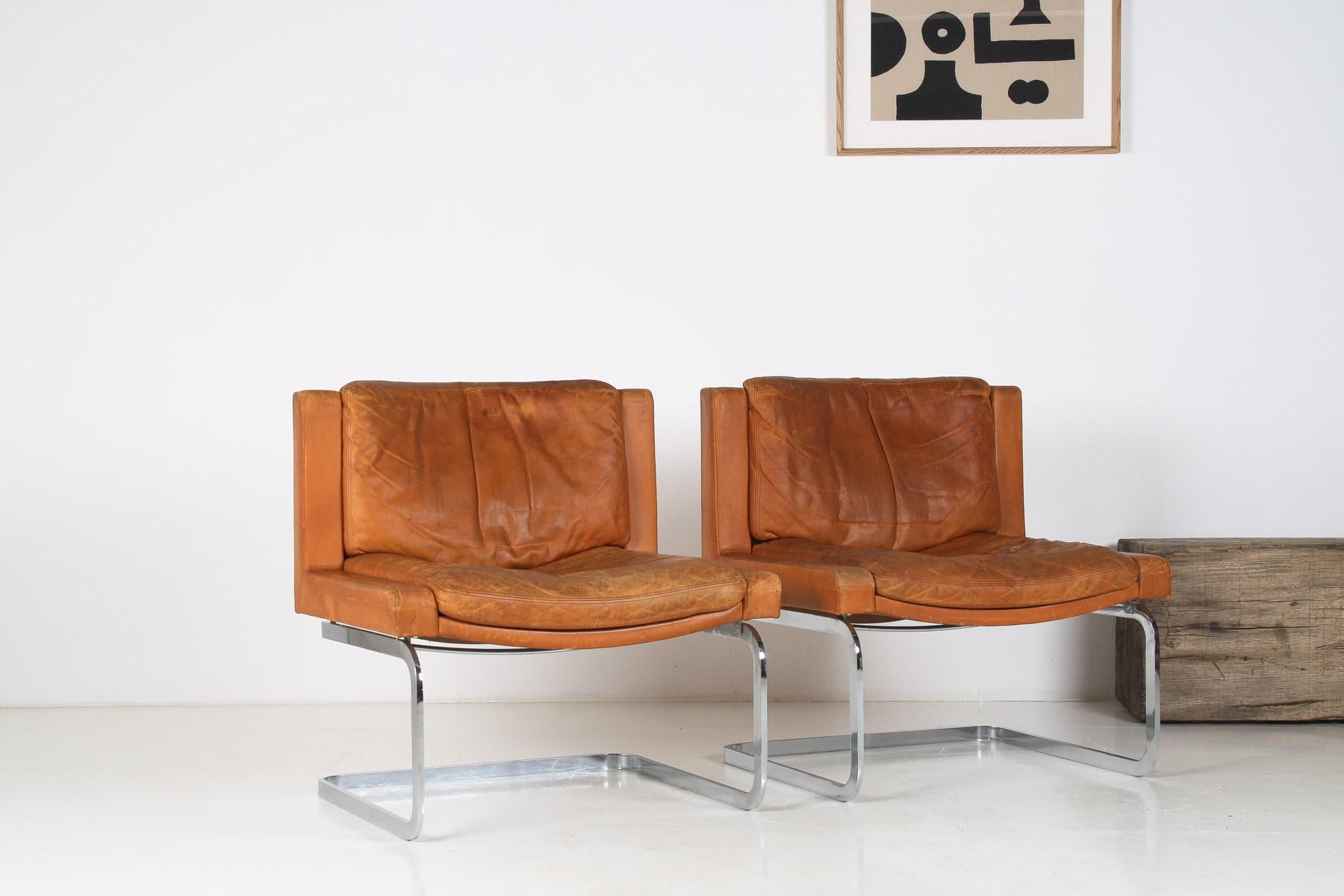 Pair of Robert Haussmann for De Sede ‘DS-201’ Chairs in Tan Leather – 1957 Design, in original Condition
Designed by renowned Swiss architect and designer Robert Haussmann for the prestigious Swiss furniture maker de Sede in 1957. The ‘DS-201’ model