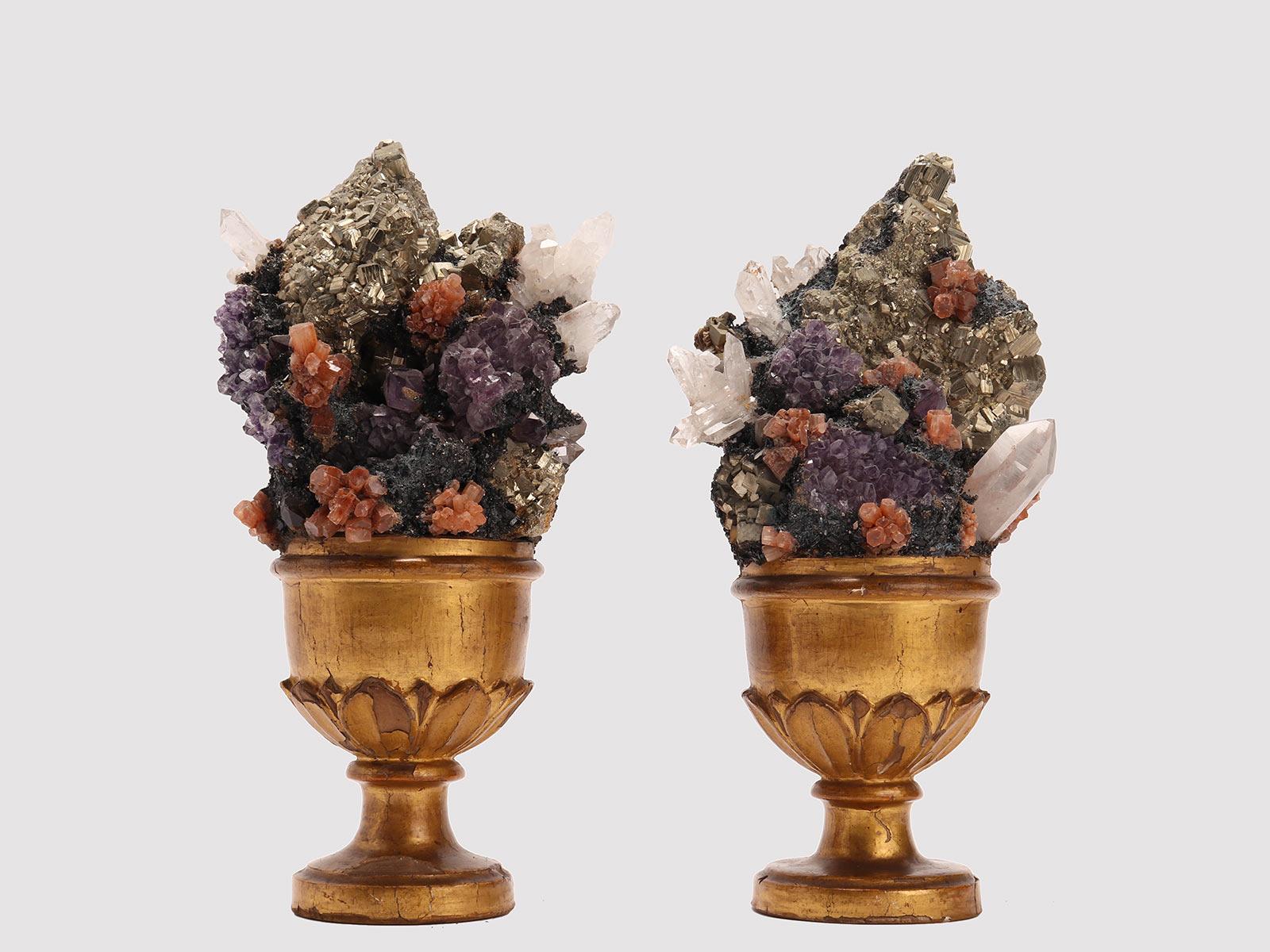 Paire de spécimens minéraux Naturalia : une paire de cristaux de roche d'améthyste, d'aragonite et de pyrite druzes, montés sur un socle en bois plaqué Guild sur une forme de vase avec des feuilles. Italie vers 1880.