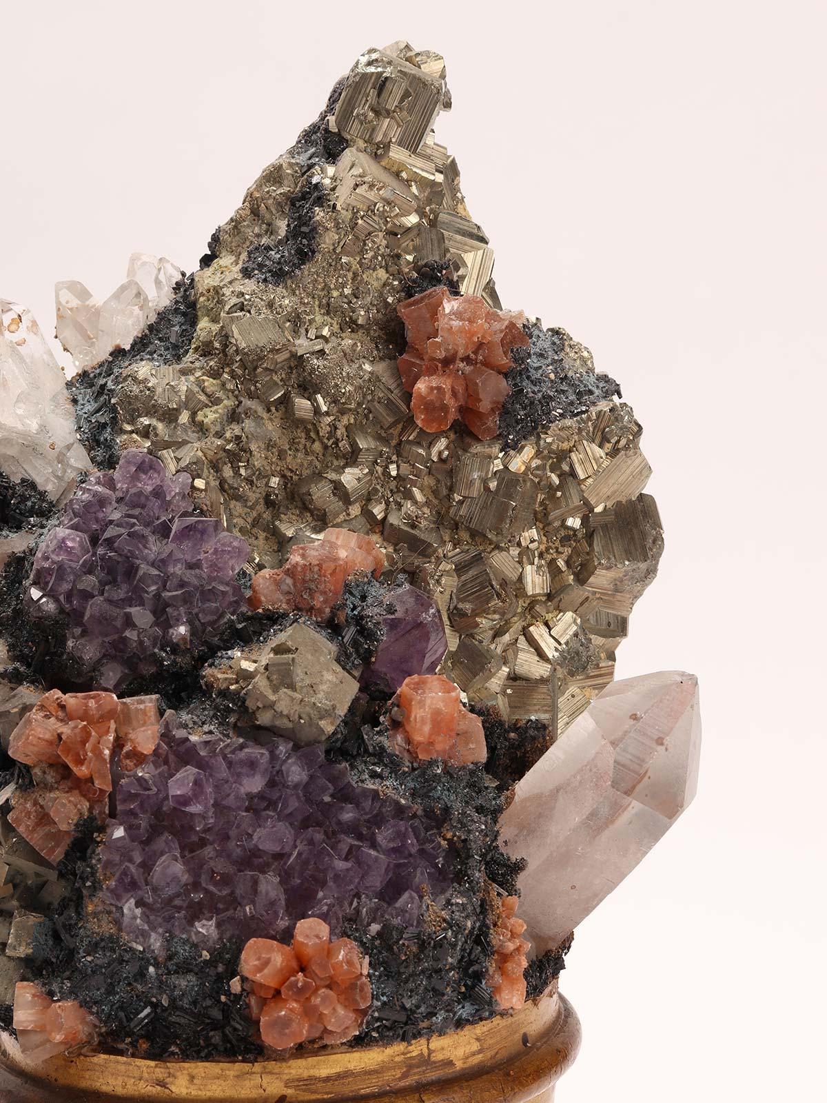 XIXe siècle Une paire de cristaux de roche, améthyste et pyrite  et druzes d'aragonite, Italie 1880.  en vente