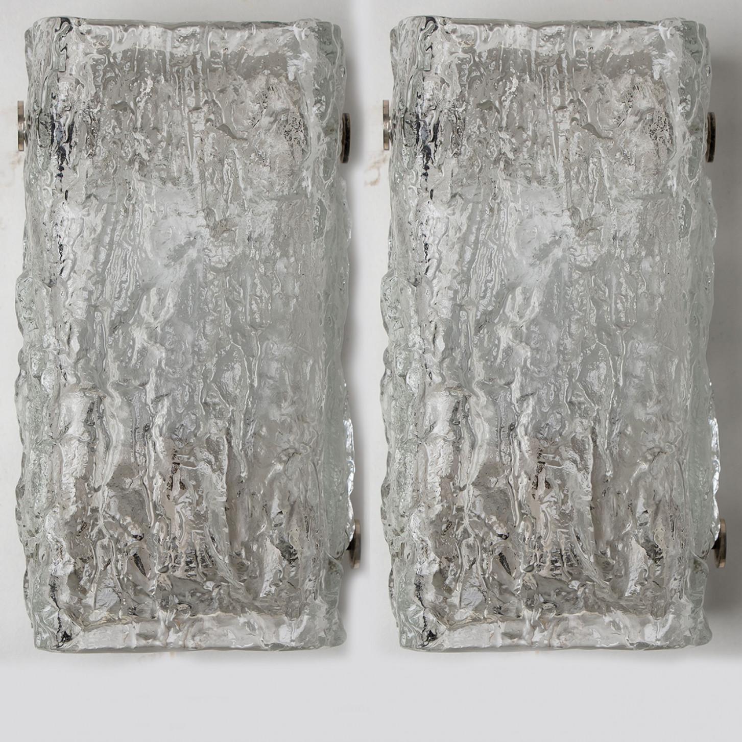 Ein Paar schöner, hochwertiger Leuchten von Kalmar, Österreich. Hergestellt in der Mitte des Jahrhunderts, um 1970 (Ende der 1960er und Anfang der 1970er Jahre).

Diese Wandleuchte hat Leuchten aus handgefertigtem Eisglas und eine silberne Rückwand.