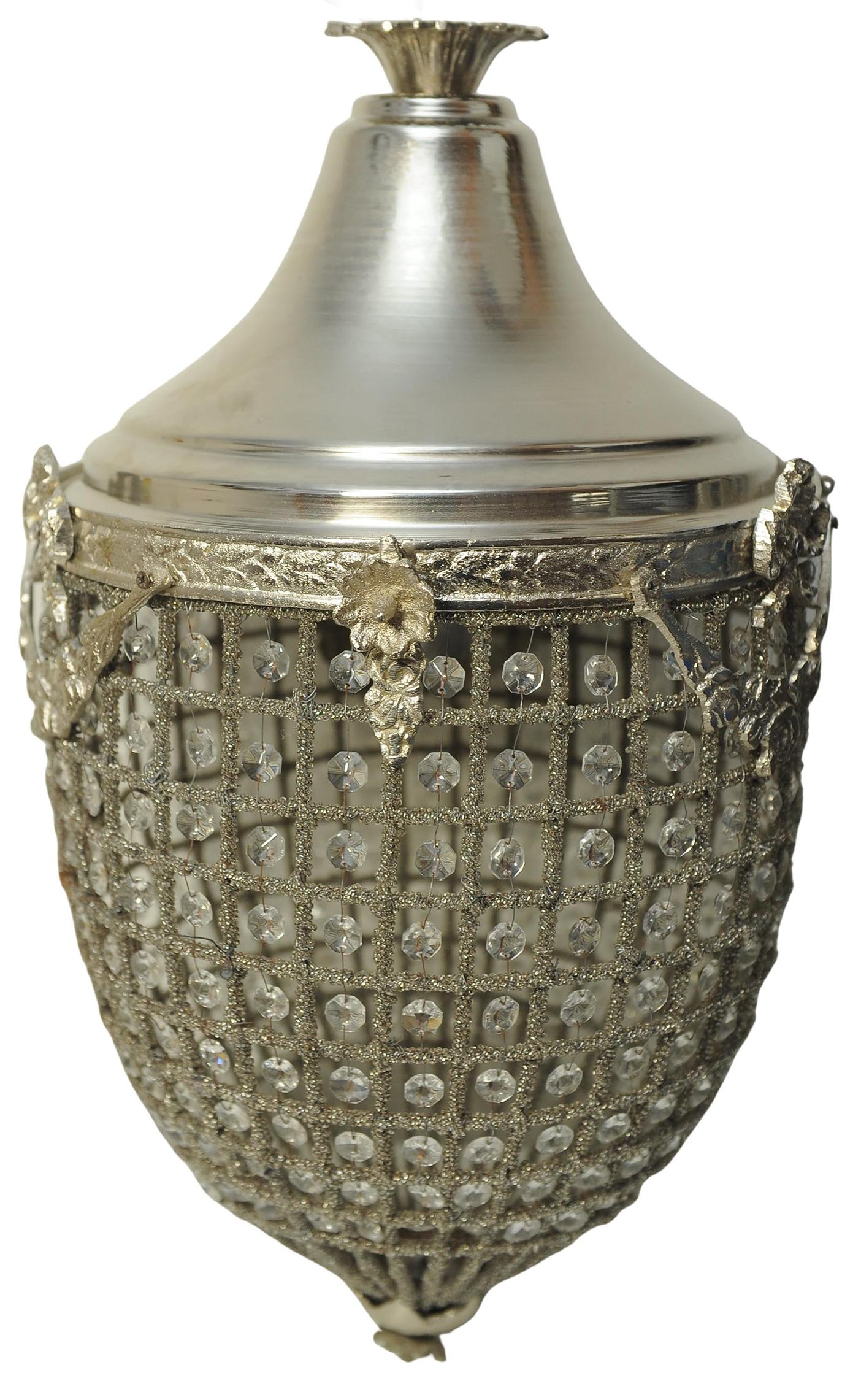 Paire de lustres à panier à glands de design Regency avec sections perlées en fil de fer en vente 4