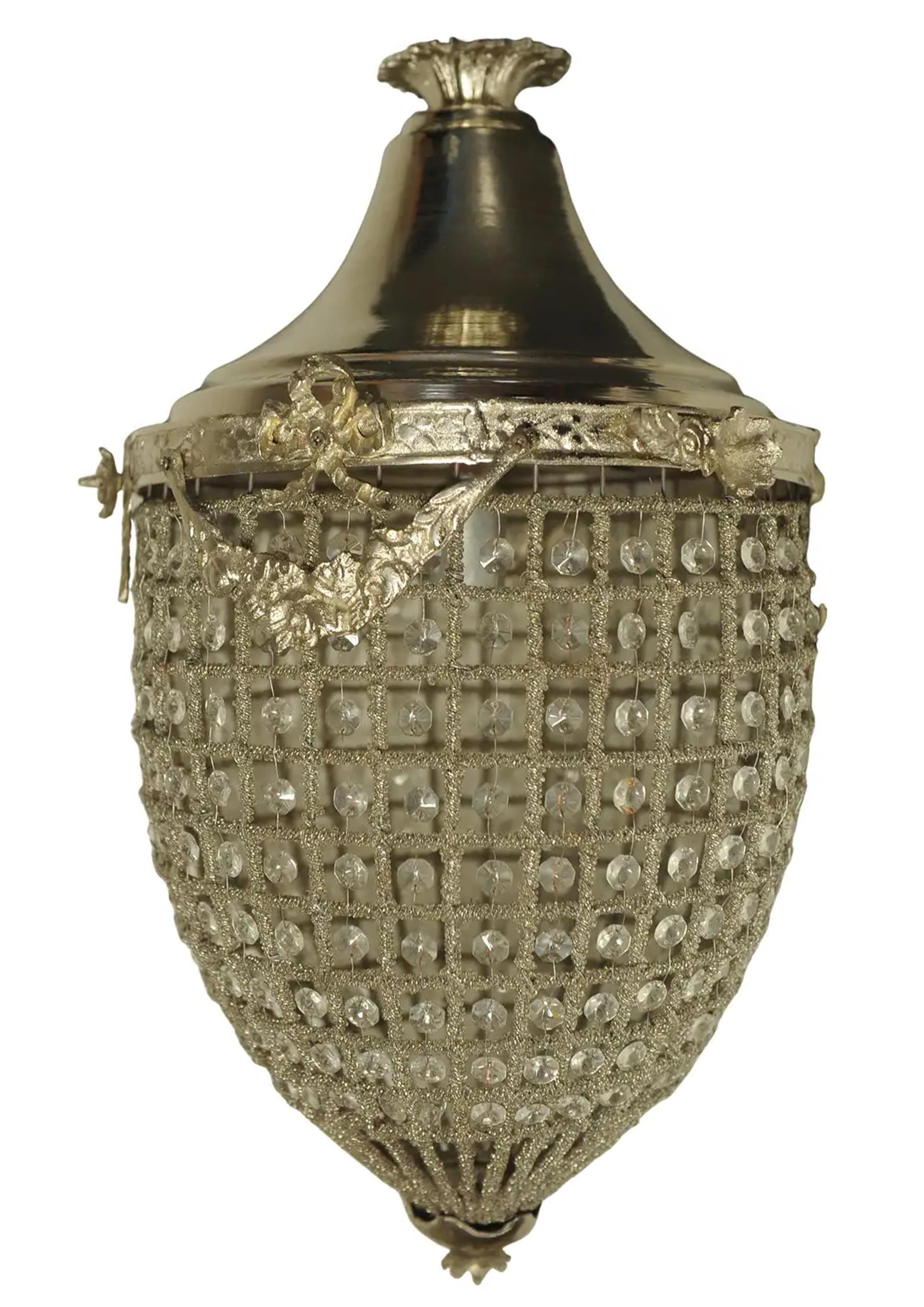20ième siècle Paire de lustres à panier à glands de design Regency avec sections perlées en fil de fer en vente