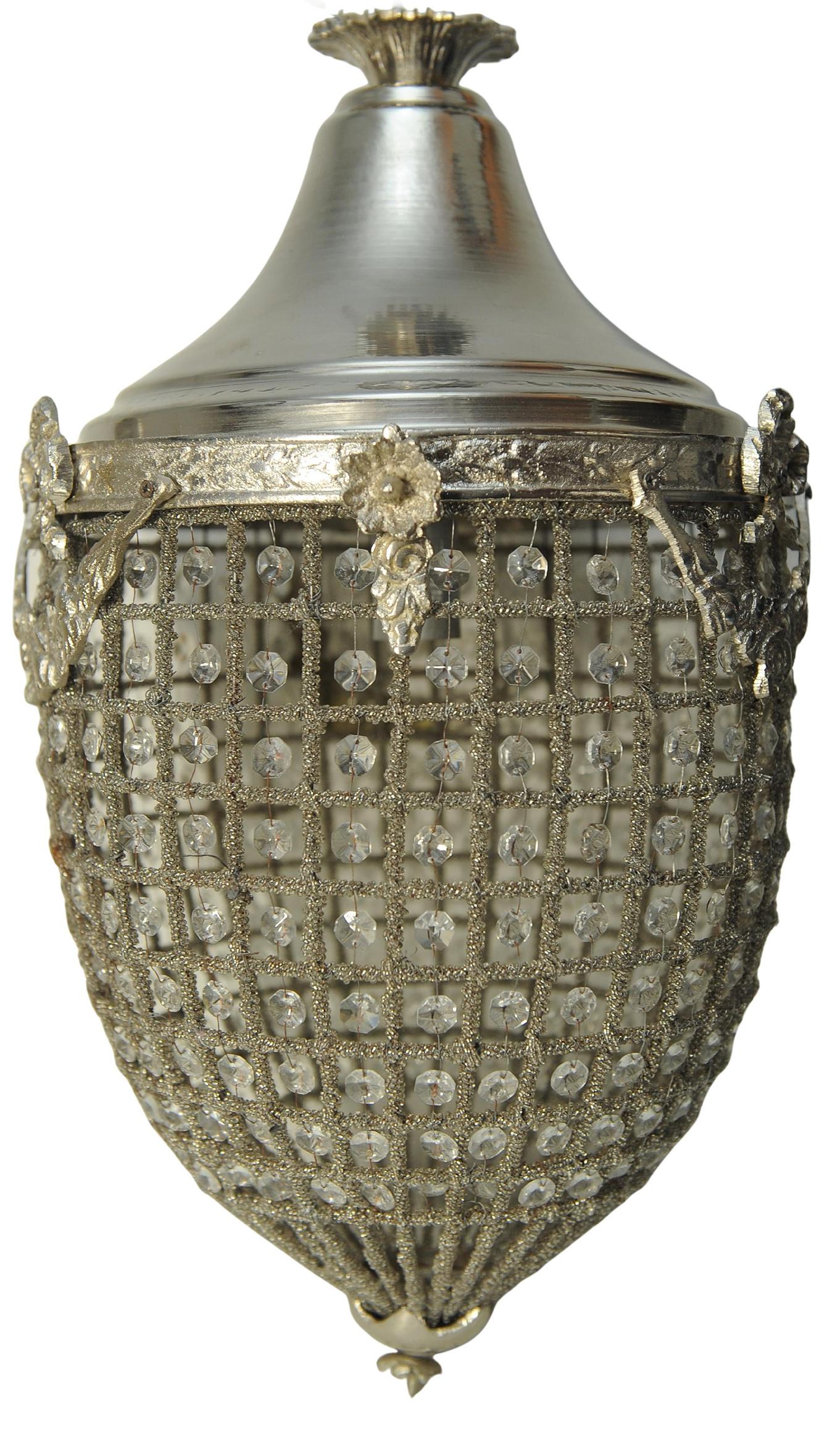 Rococo Paire de lustres à panier à glands de design Regency avec sections perlées en fil de fer en vente