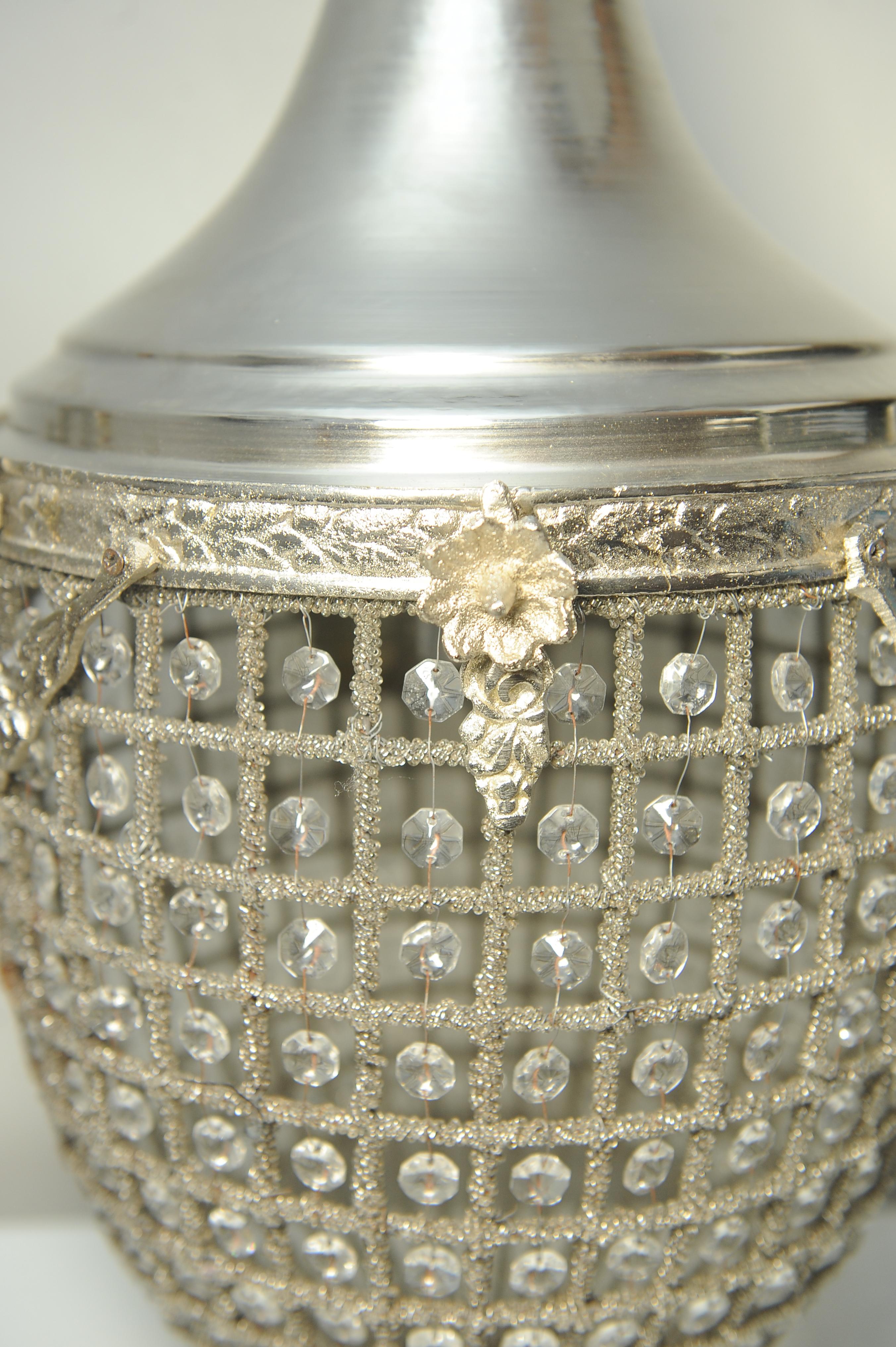 Paire de lustres à panier à glands de design Regency avec sections perlées en fil de fer en vente 1