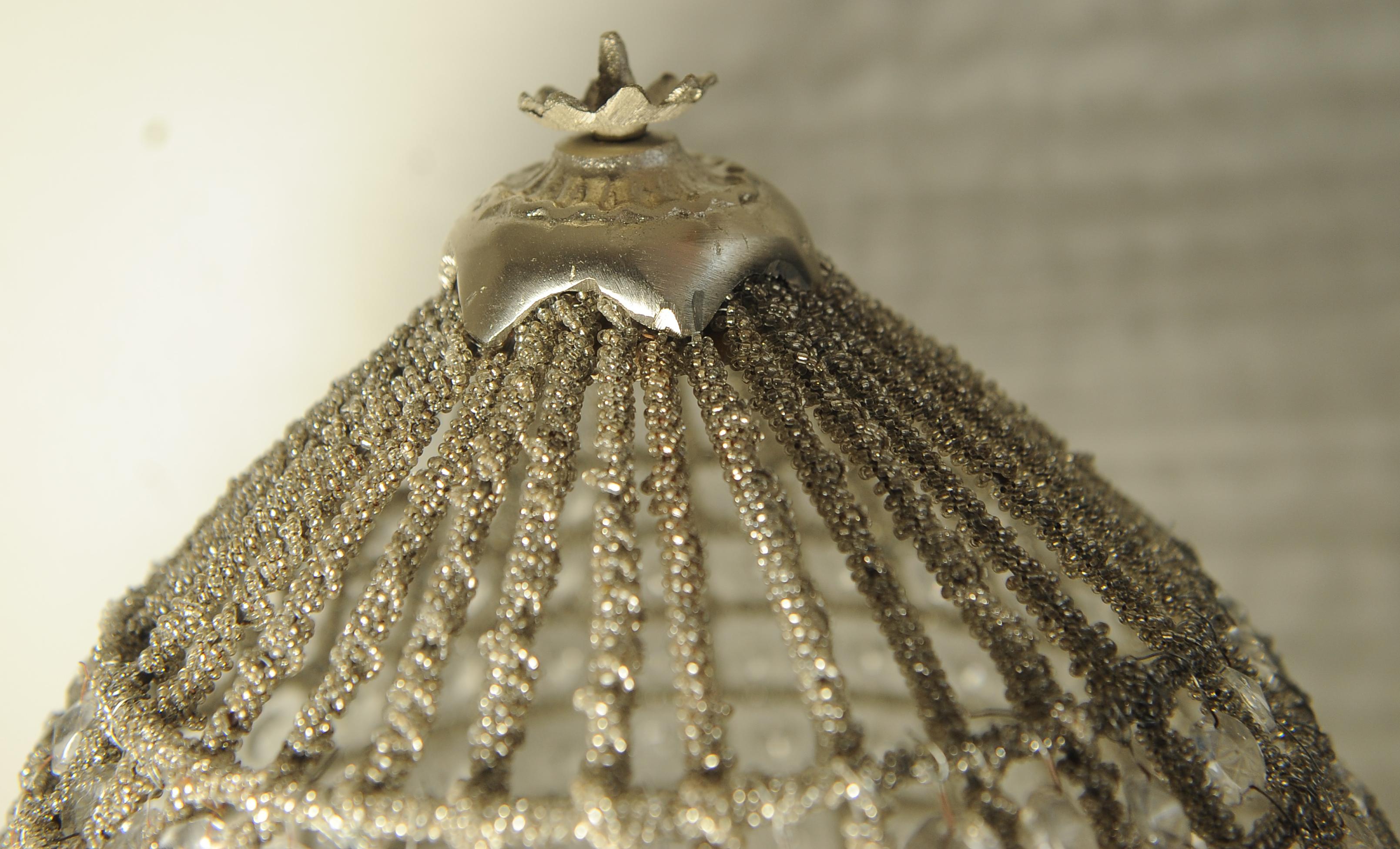 Paire de lustres à panier à glands de design Regency avec sections perlées en fil de fer en vente 2