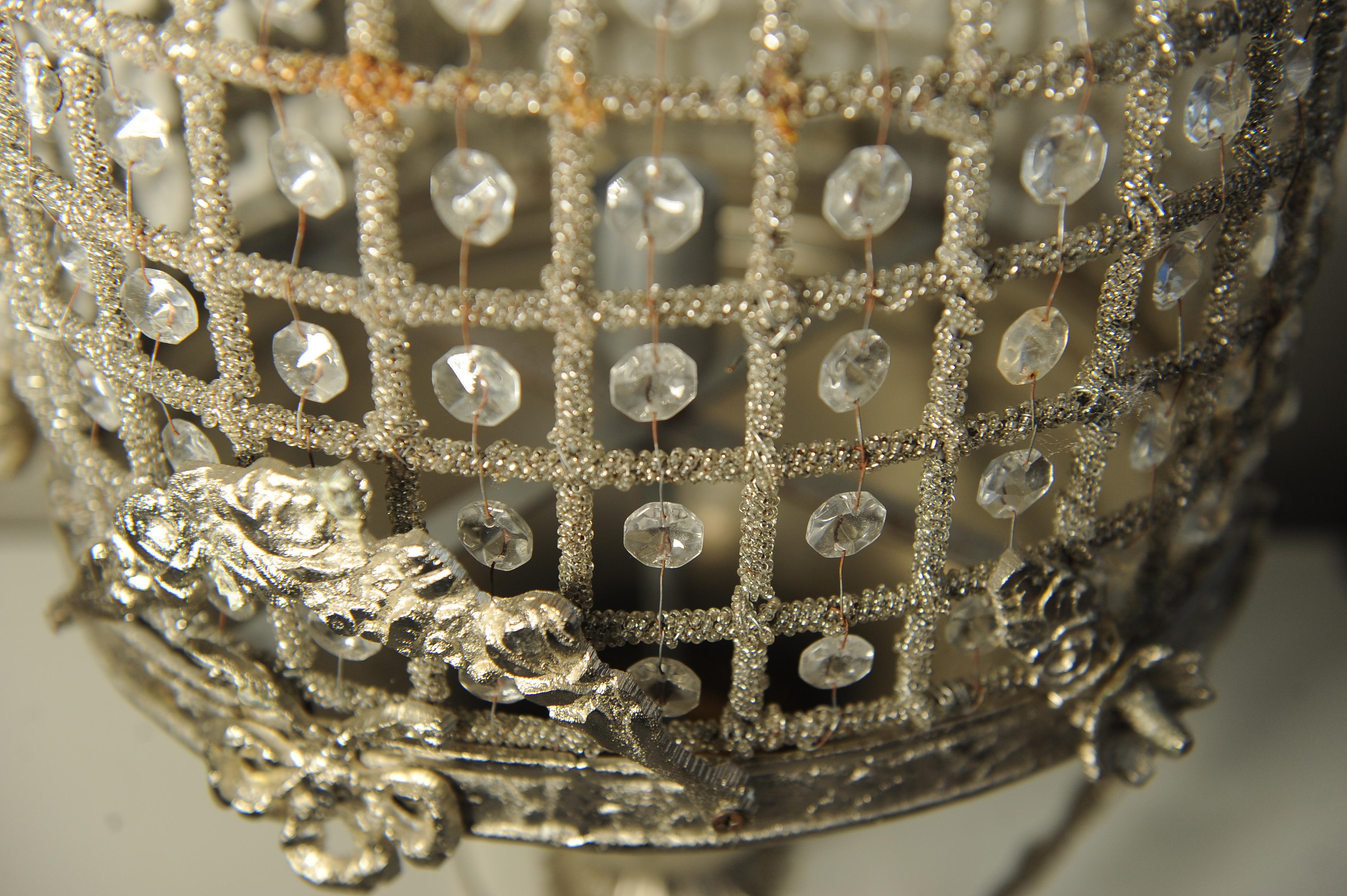 Paire de lustres à panier à glands de design Regency avec sections perlées en fil de fer en vente 5