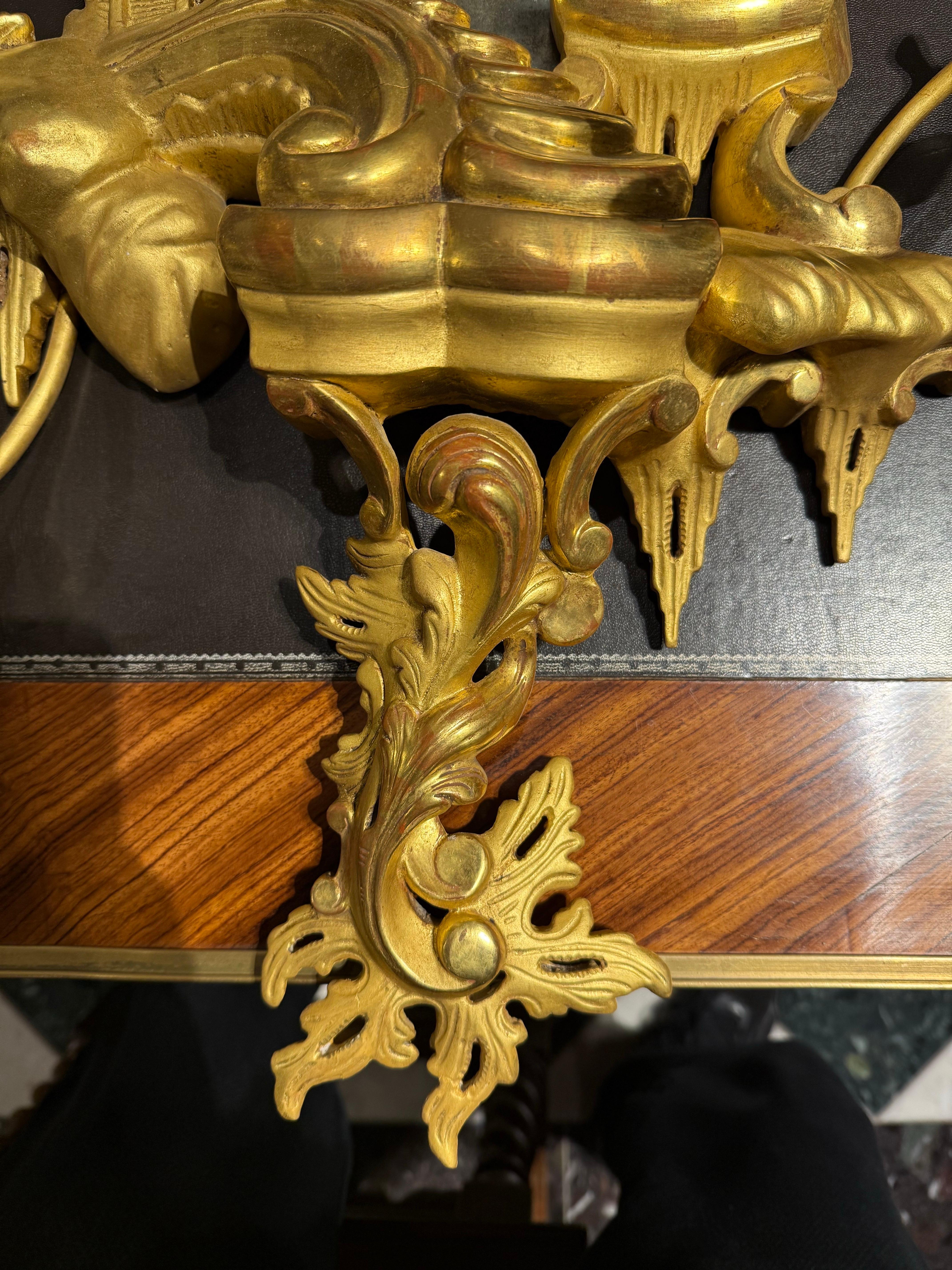Paire d'appliques murales en bois doré de style rococo, XIXe siècle en vente 7