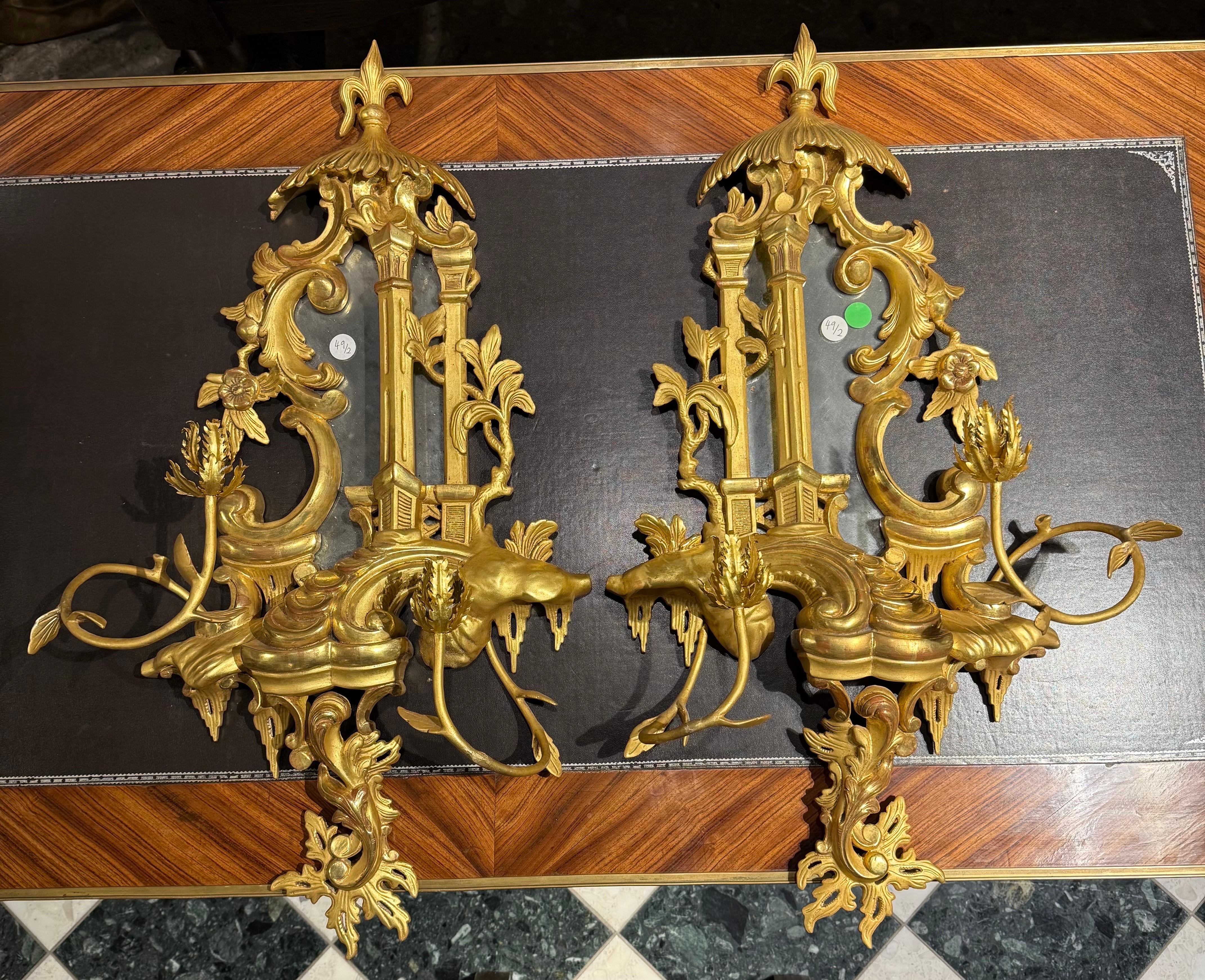 Paire d'appliques murales en bois doré de style rococo, XIXe siècle

Provenance : Collection privée australienne.

Description :
Dans le style rococo, caractérisé par des rinceaux élaborés, des motifs naturalistes comme des branches et des feuilles