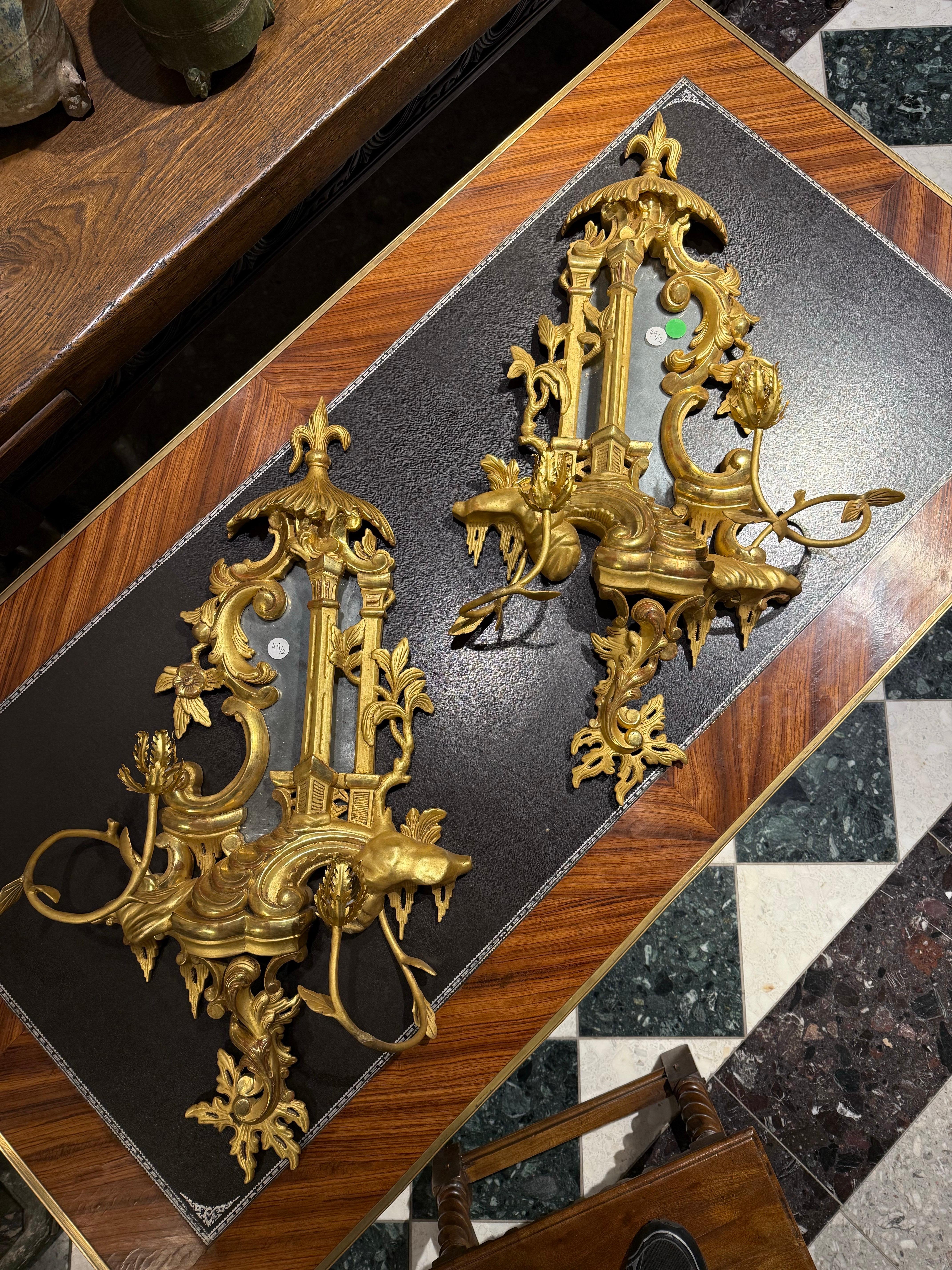 Rococo Paire d'appliques murales en bois doré de style rococo, XIXe siècle en vente