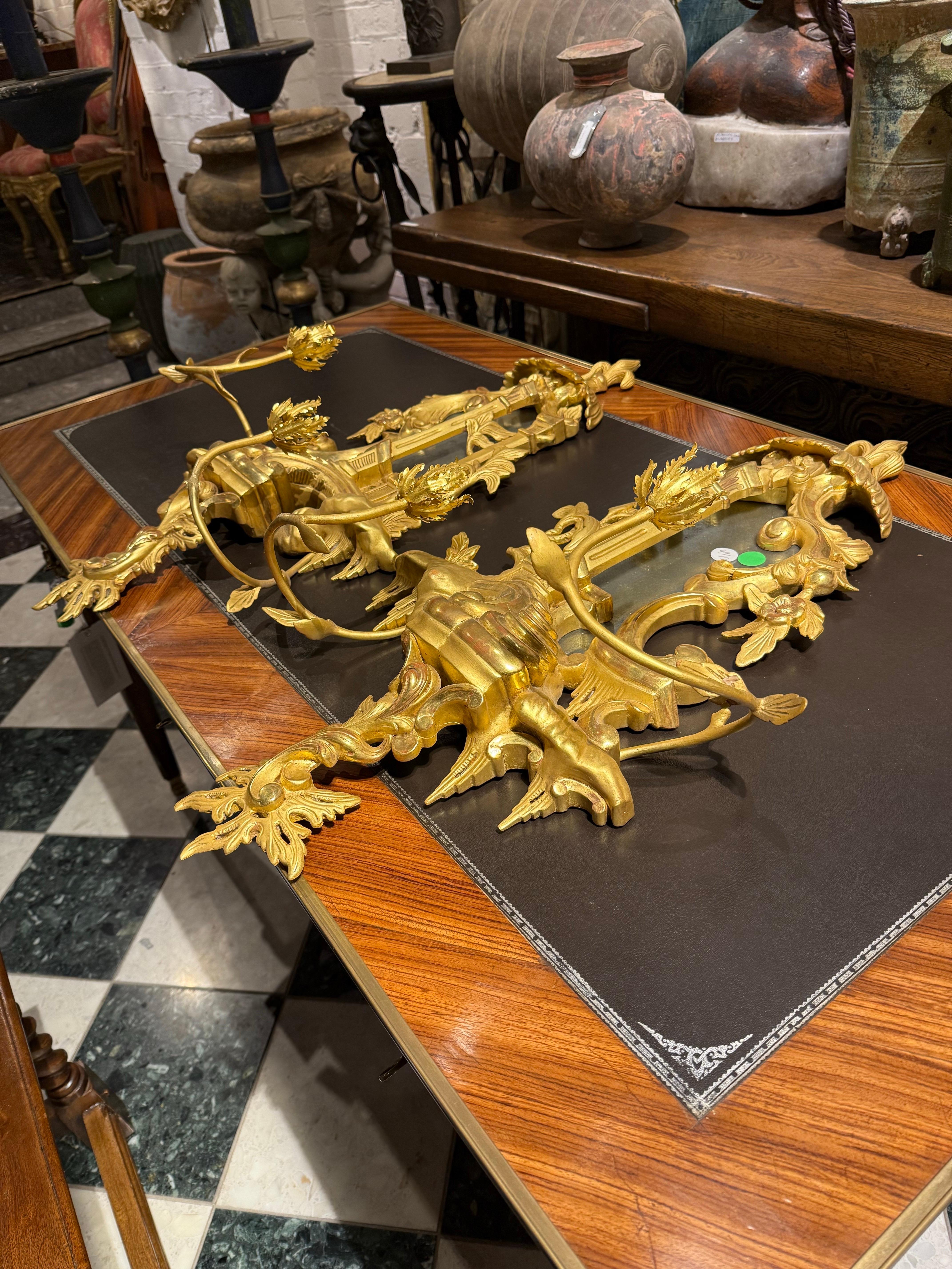 italien Paire d'appliques murales en bois doré de style rococo, XIXe siècle en vente