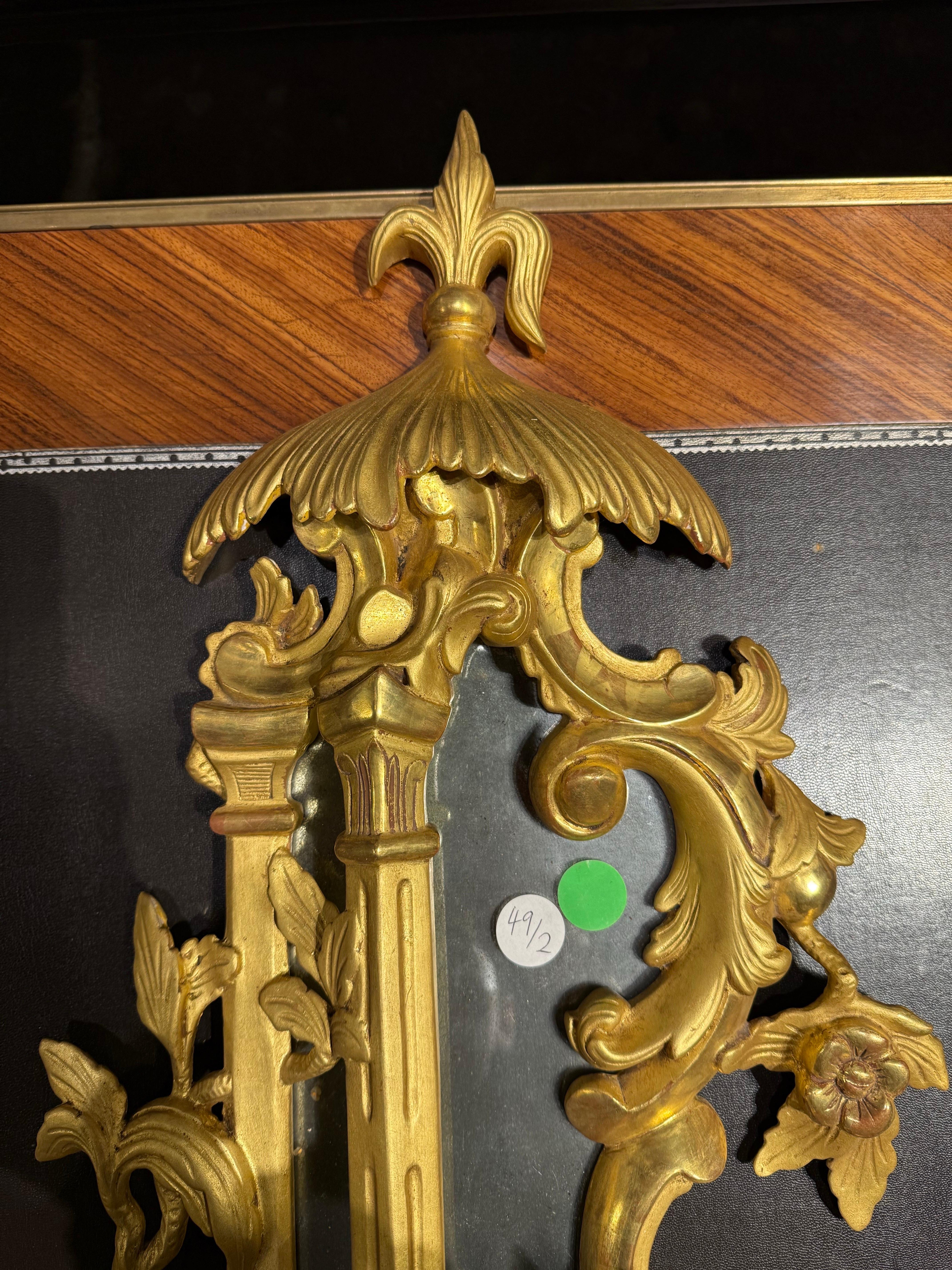Bois Paire d'appliques murales en bois doré de style rococo, XIXe siècle en vente