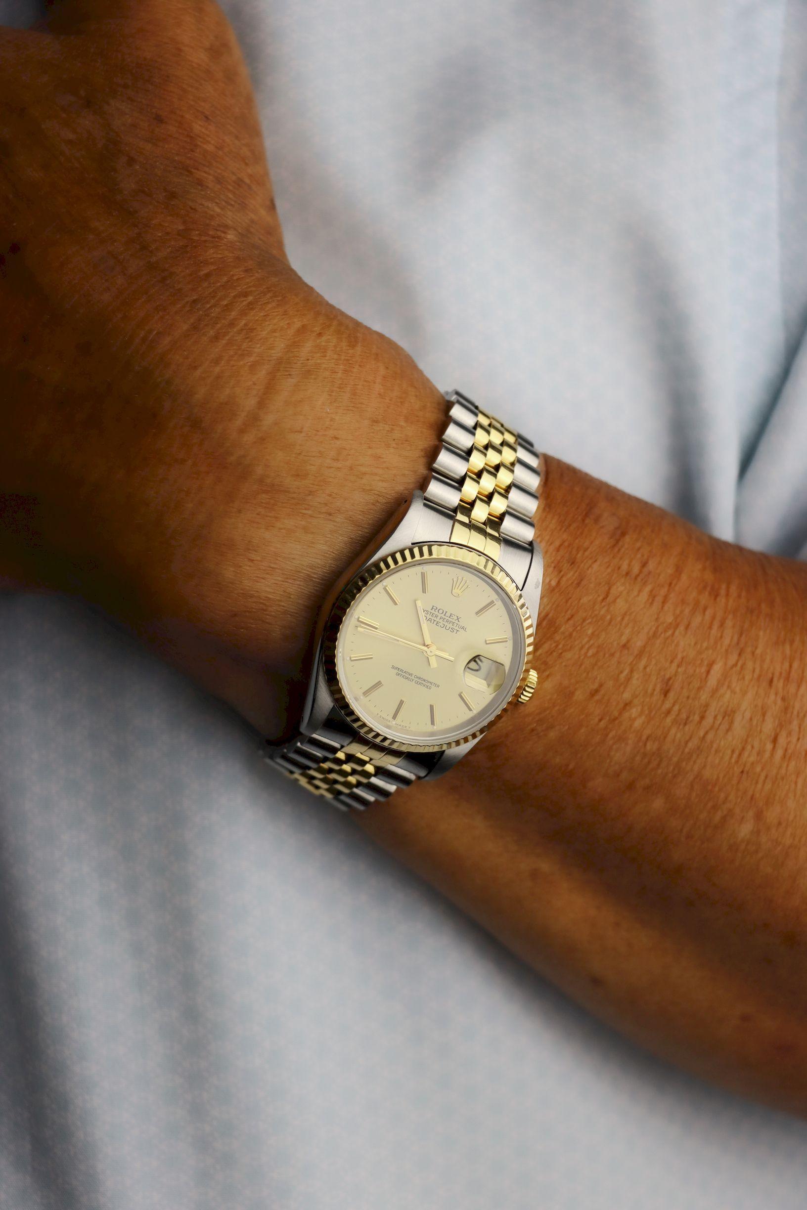 Una coppia di Rolex Oyster Perpetual Datejust in oro 18 carati da uomo e da donna In condizioni buone in vendita a Flushing, NY