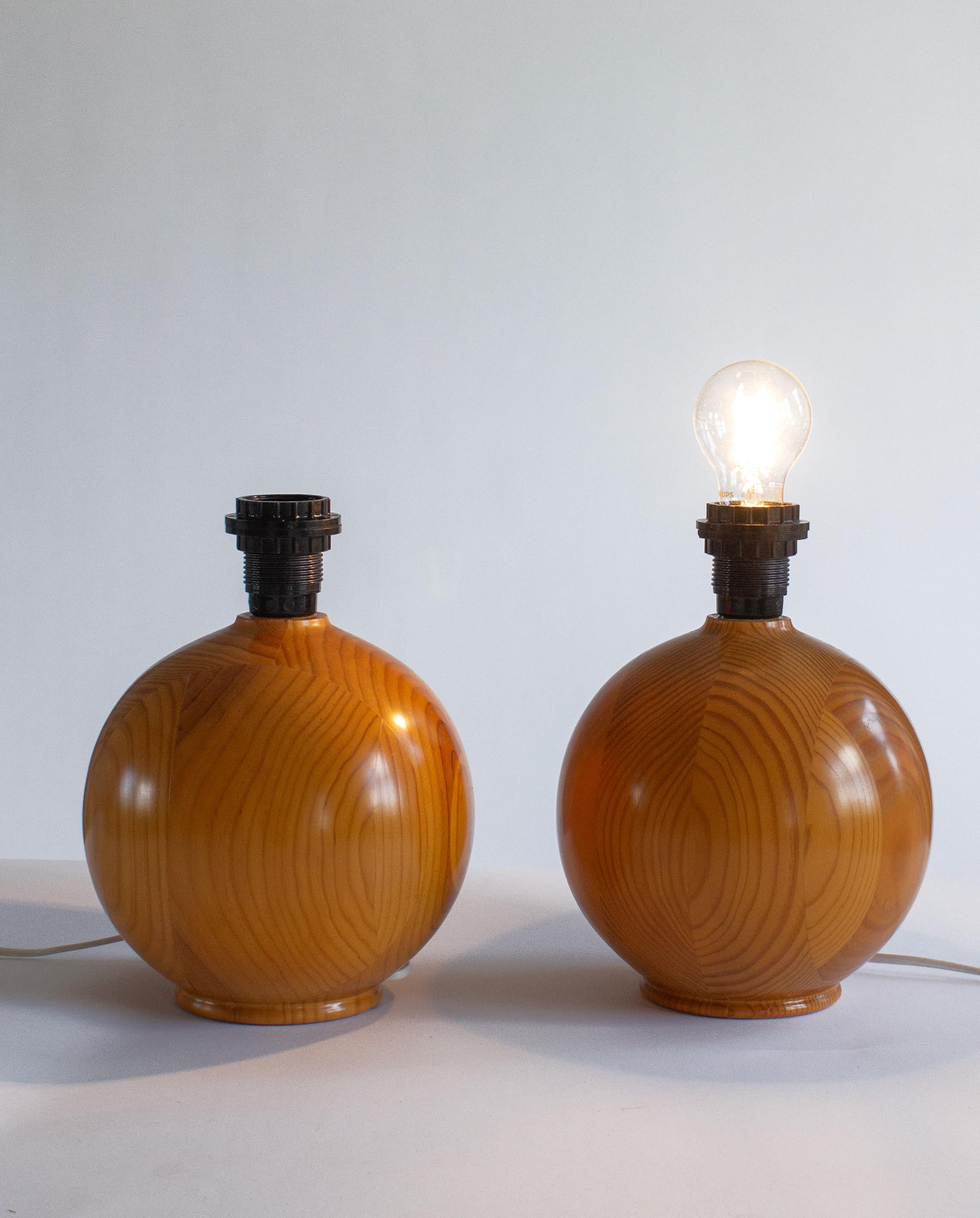Ein Paar runde Designer-Tischlampen aus massivem Kiefernholz aus Schweden, 1970er Jahre (Skandinavische Moderne) im Angebot