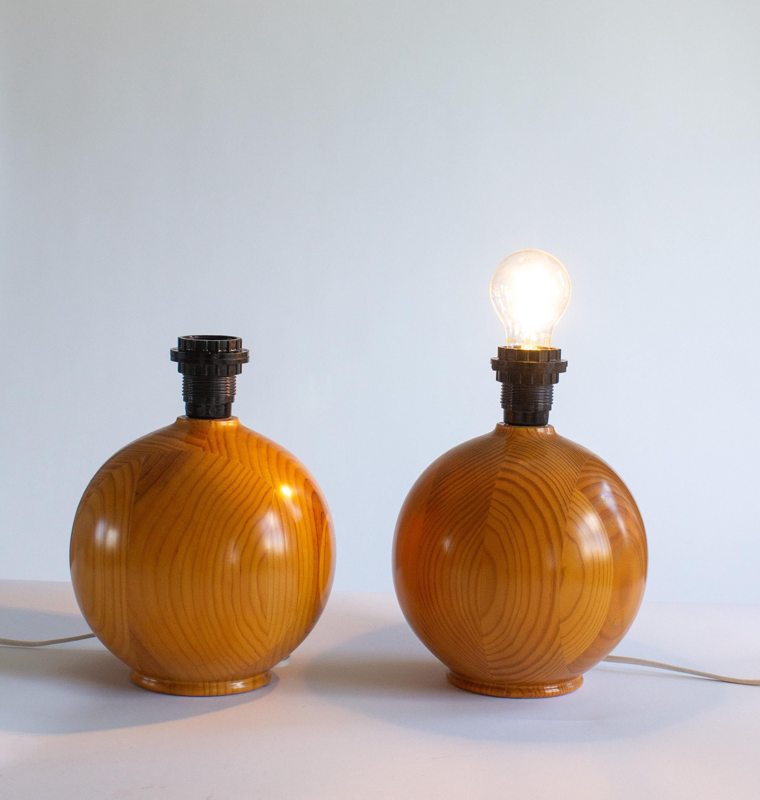 Ein Paar runde Designer-Tischlampen aus massivem Kiefernholz aus Schweden, 1970er Jahre (Schwedisch) im Angebot