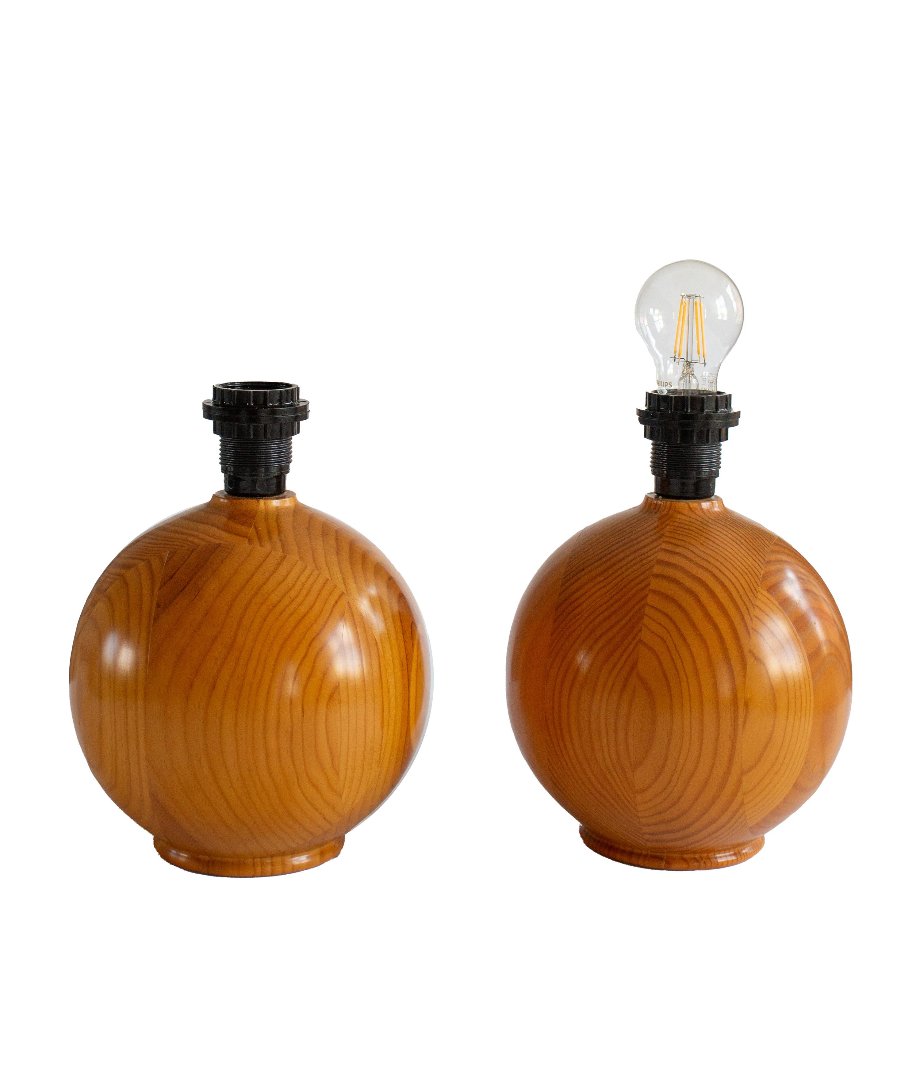 Ein Paar runde Designer-Tischlampen aus massivem Kiefernholz aus Schweden, 1970er Jahre (Ende des 20. Jahrhunderts) im Angebot