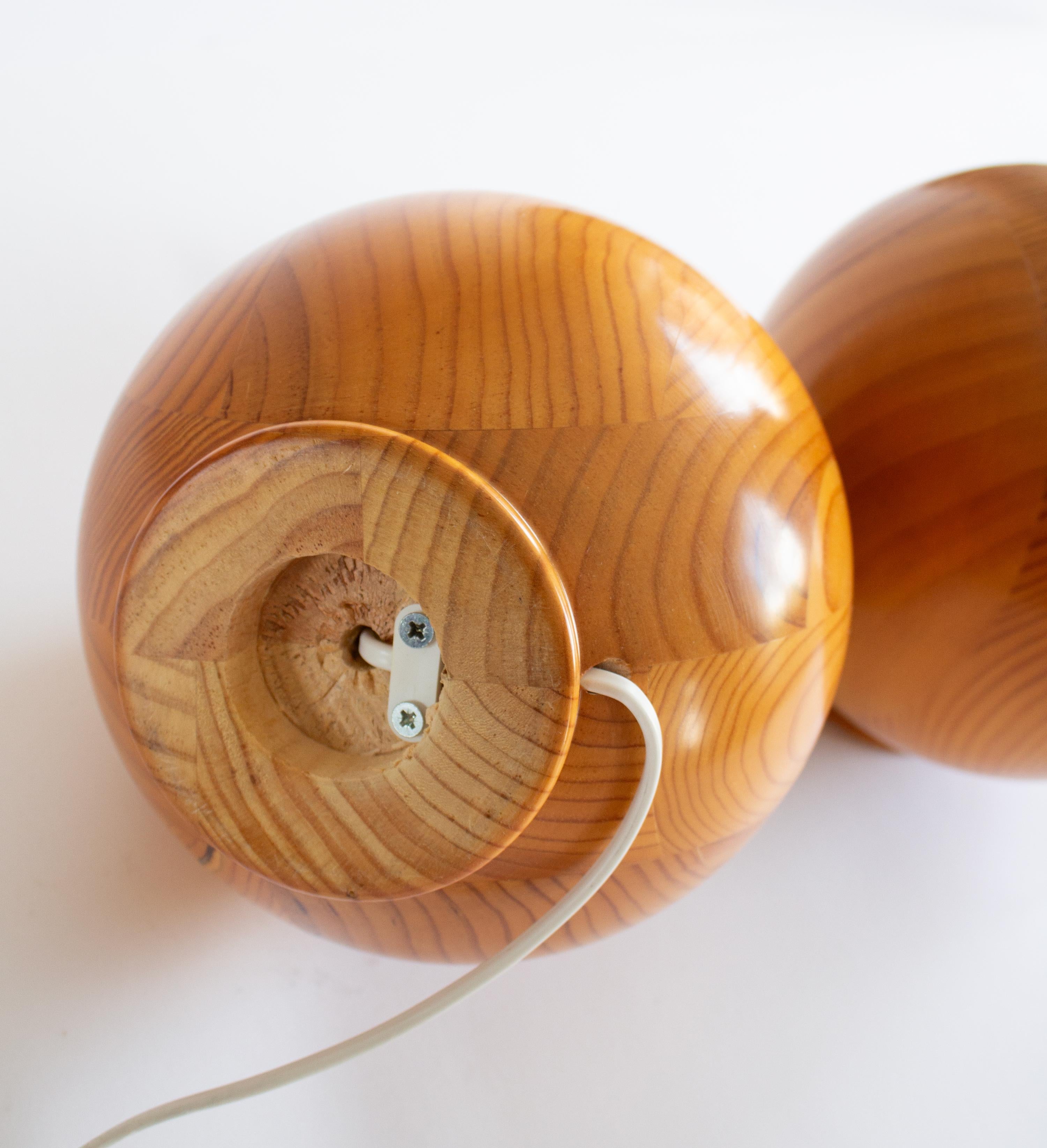 Ein Paar runde Designer-Tischlampen aus massivem Kiefernholz aus Schweden, 1970er Jahre im Angebot 2
