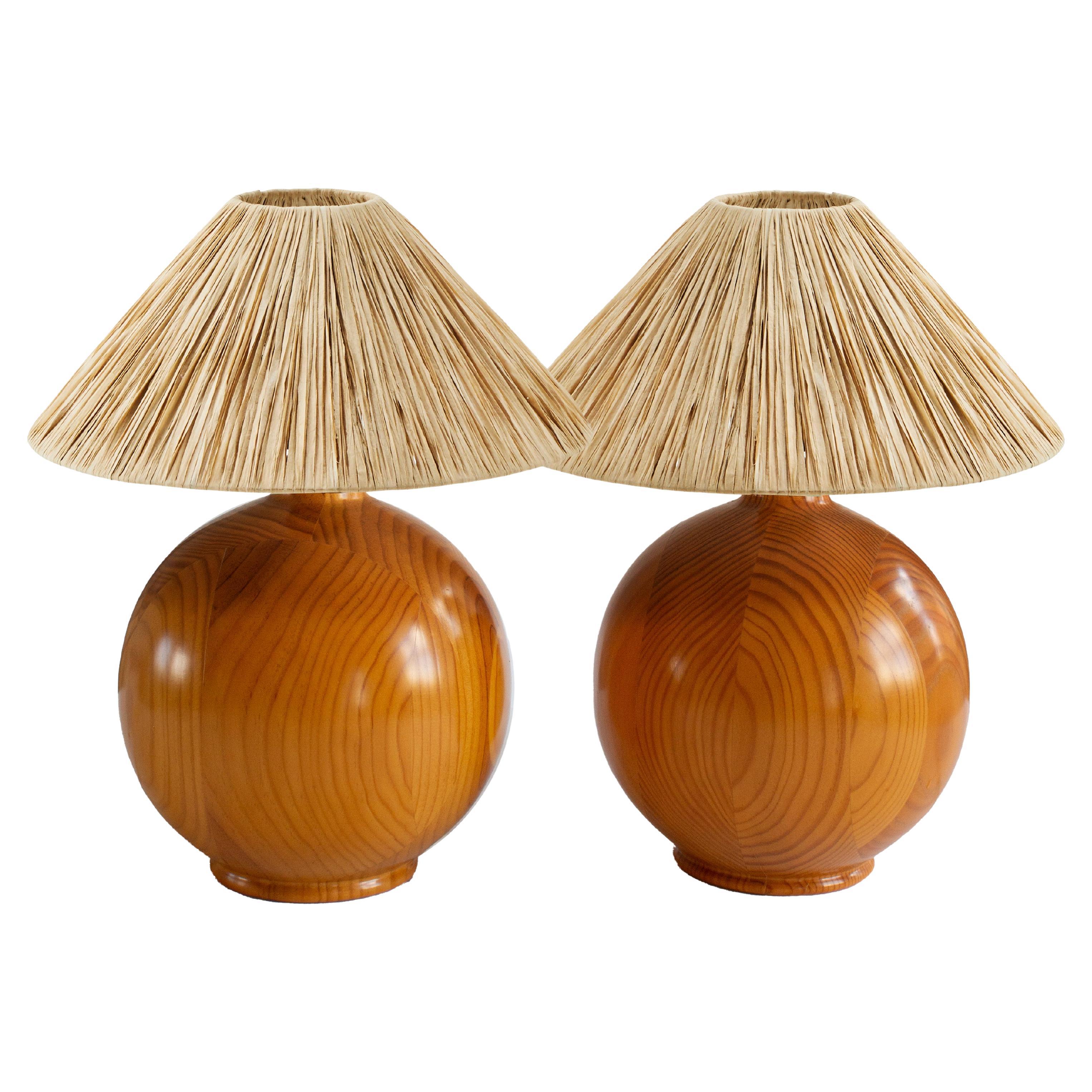 Ein Paar runde Designer-Tischlampen aus massivem Kiefernholz aus Schweden, 1970er Jahre im Angebot