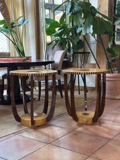 Coppia di tavolini rotondi a due piani, anni '70, in stile deco.