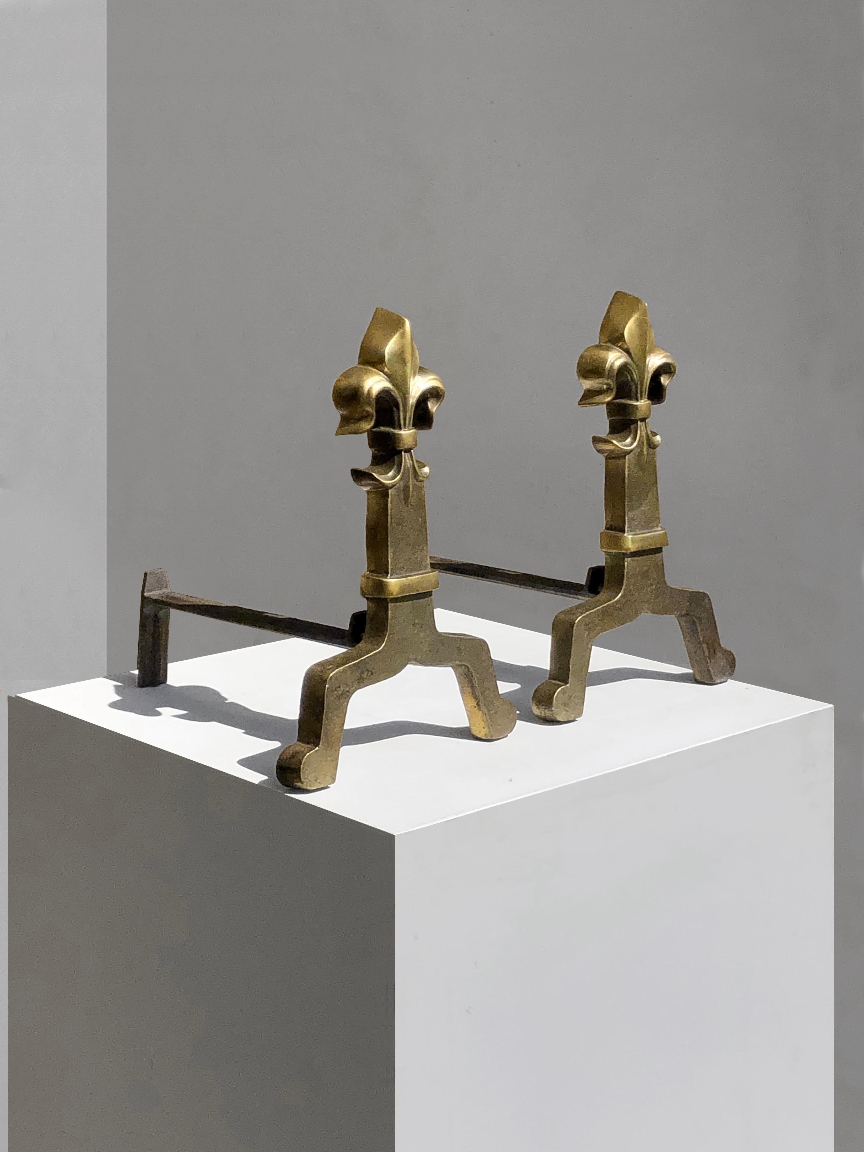 Très belle et très chic paire de chenets fleur de lys (symbole de la royauté), Art Déco, Néo-Classique, Shabby-Chic, structures en fer forgé à section carrée à l'arrière, corps épais avec 2 pieds stylisés en bronze ou en laiton massif martelé qui