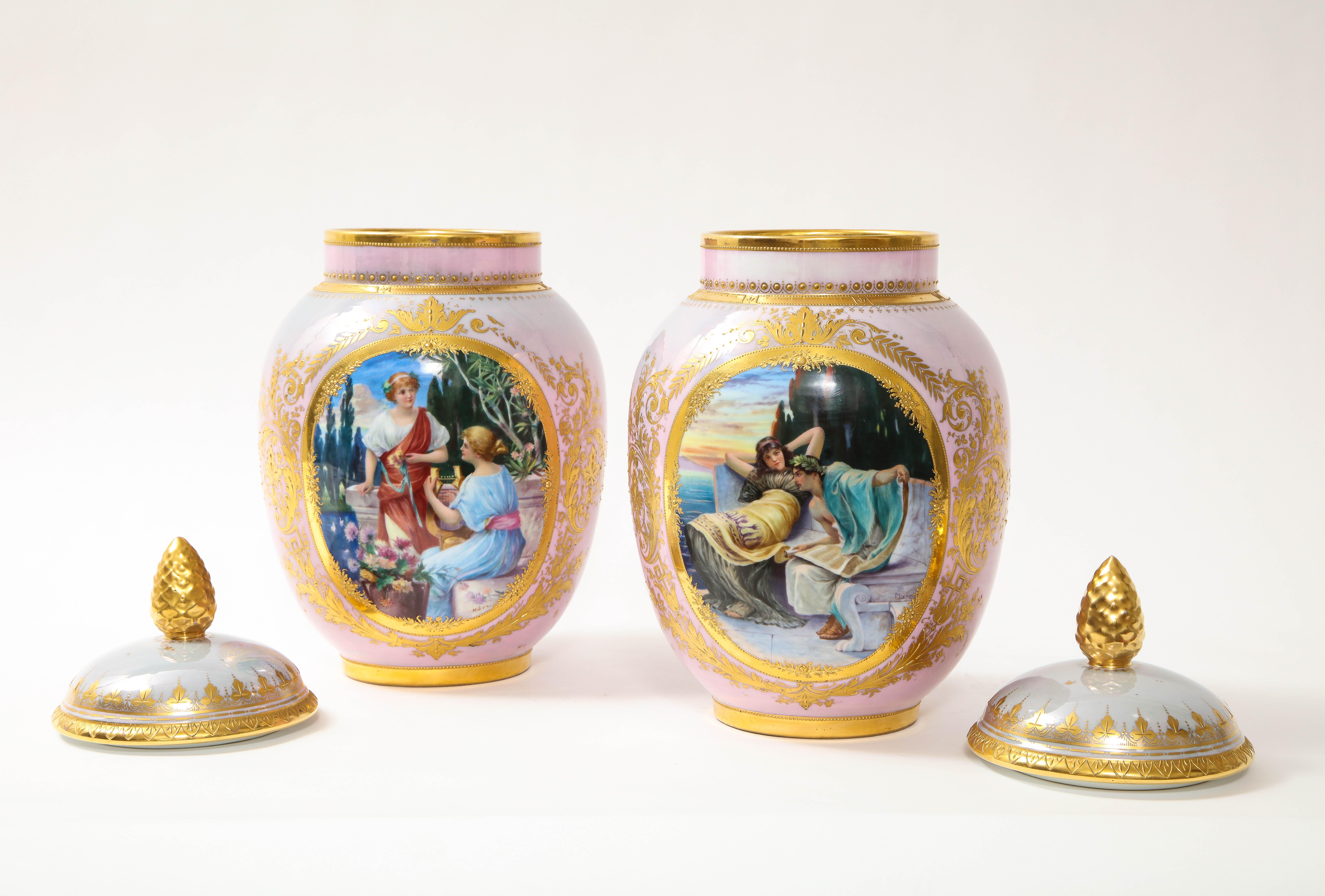 Dorato Coppia di vasi Royal Vienna Porcelain rosa cangiante con scene neoclassiche in vendita