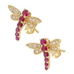 Une paire de boucles d'oreilles en forme de libellule, ornées de rubis et de diamants