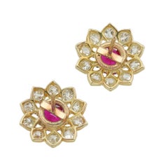 Ein Paar florale Rubin- und Diamant-Cluster-Ohrstecker mit Blumenmuster