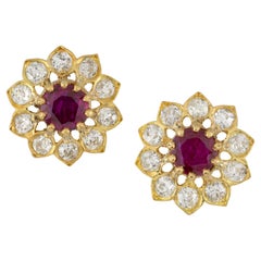 Paire de boucles d'oreilles en rubis et diamants à grappes florales
