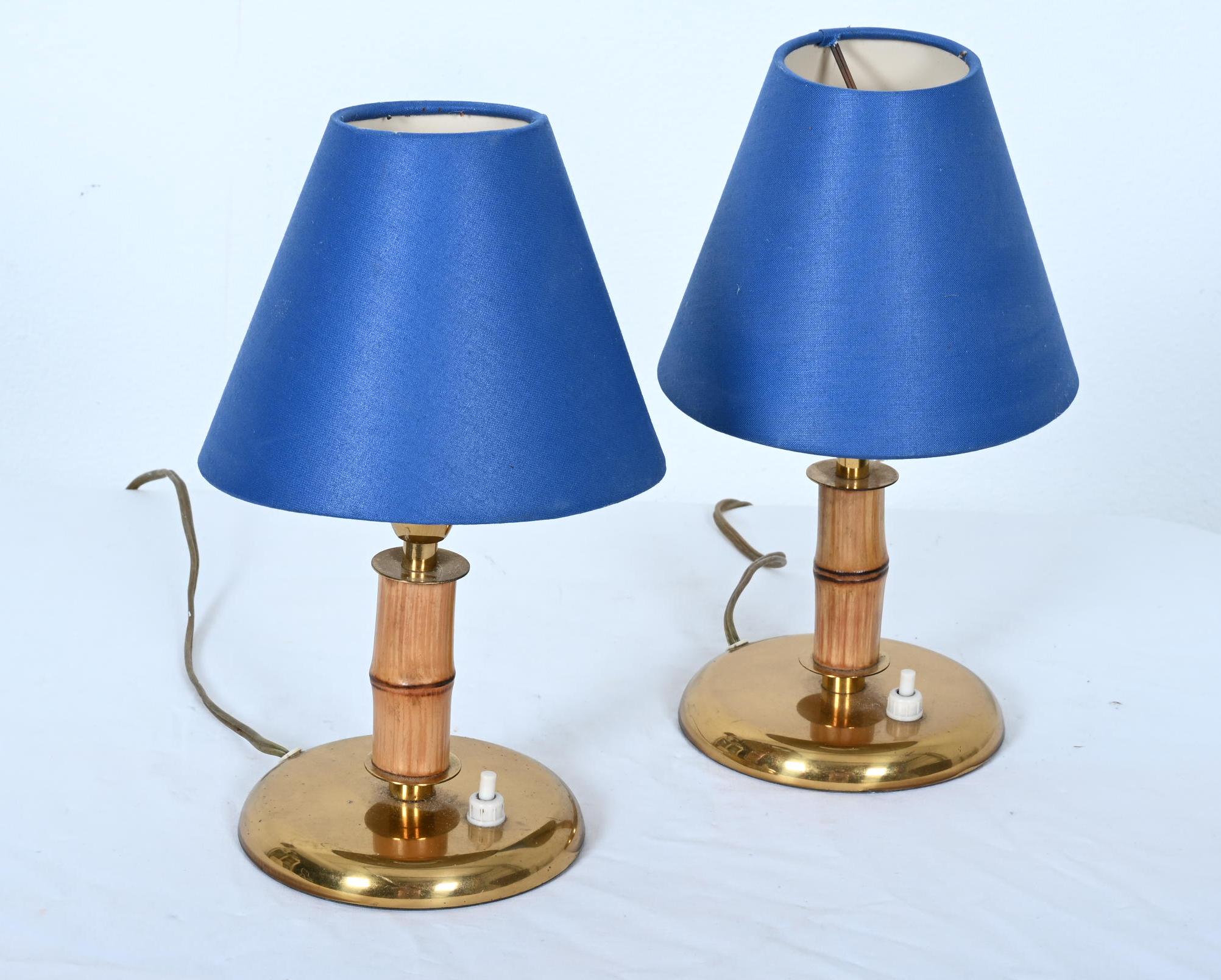 Une paire de lampes de table. Pied en laiton avec une tige centrale en bambou équipée chacune d'une douille E14, tissu bleu.  ombre. Fabriqué par Rupert Nikoll en Autriche dans les années 1960.