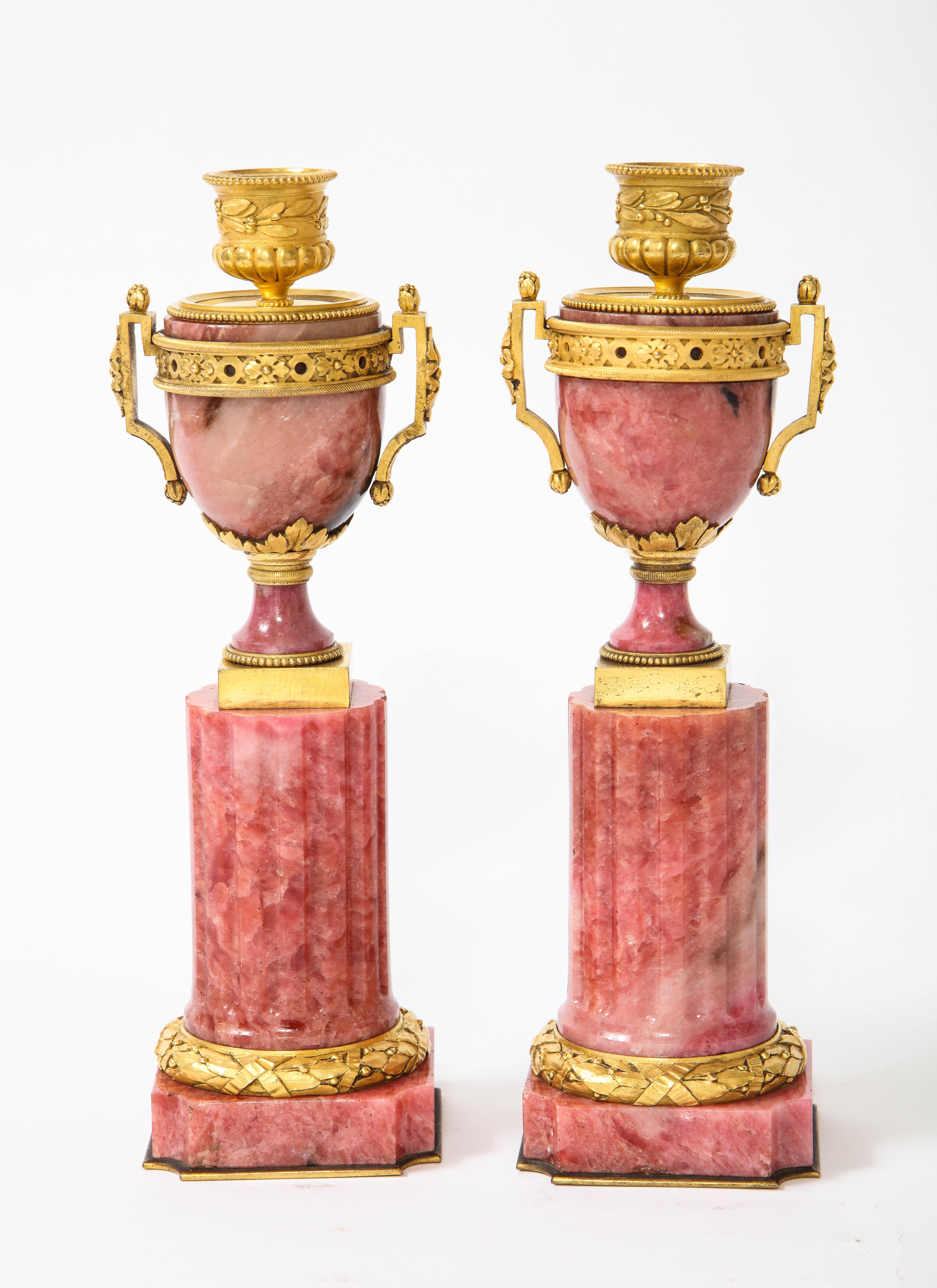 Paire de Cassolettes russes de style Louis XVI en rhodolite montées sur bronze doré en vente 3