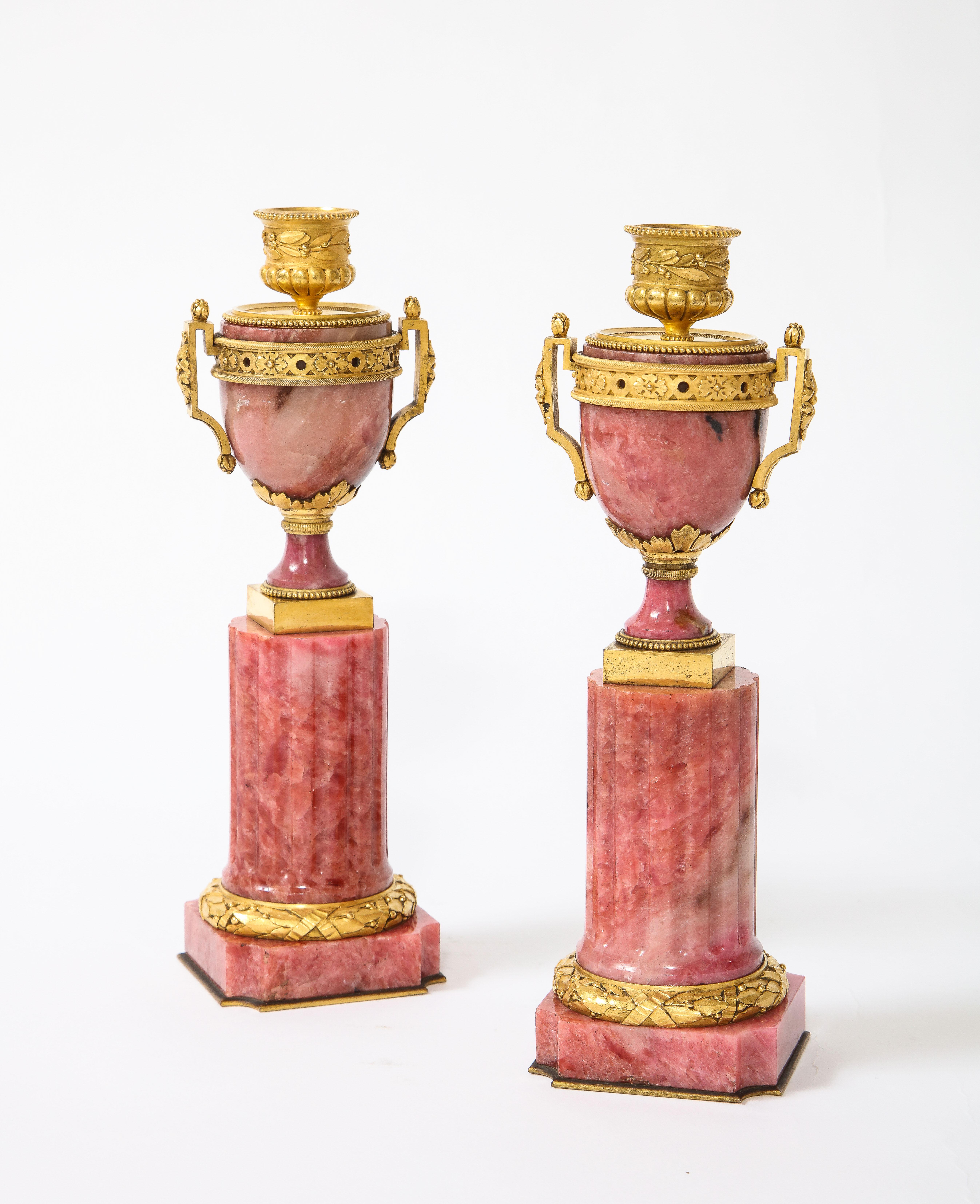 Paire de Cassolettes russes de style Louis XVI en rhodolite montées sur bronze doré en vente 4