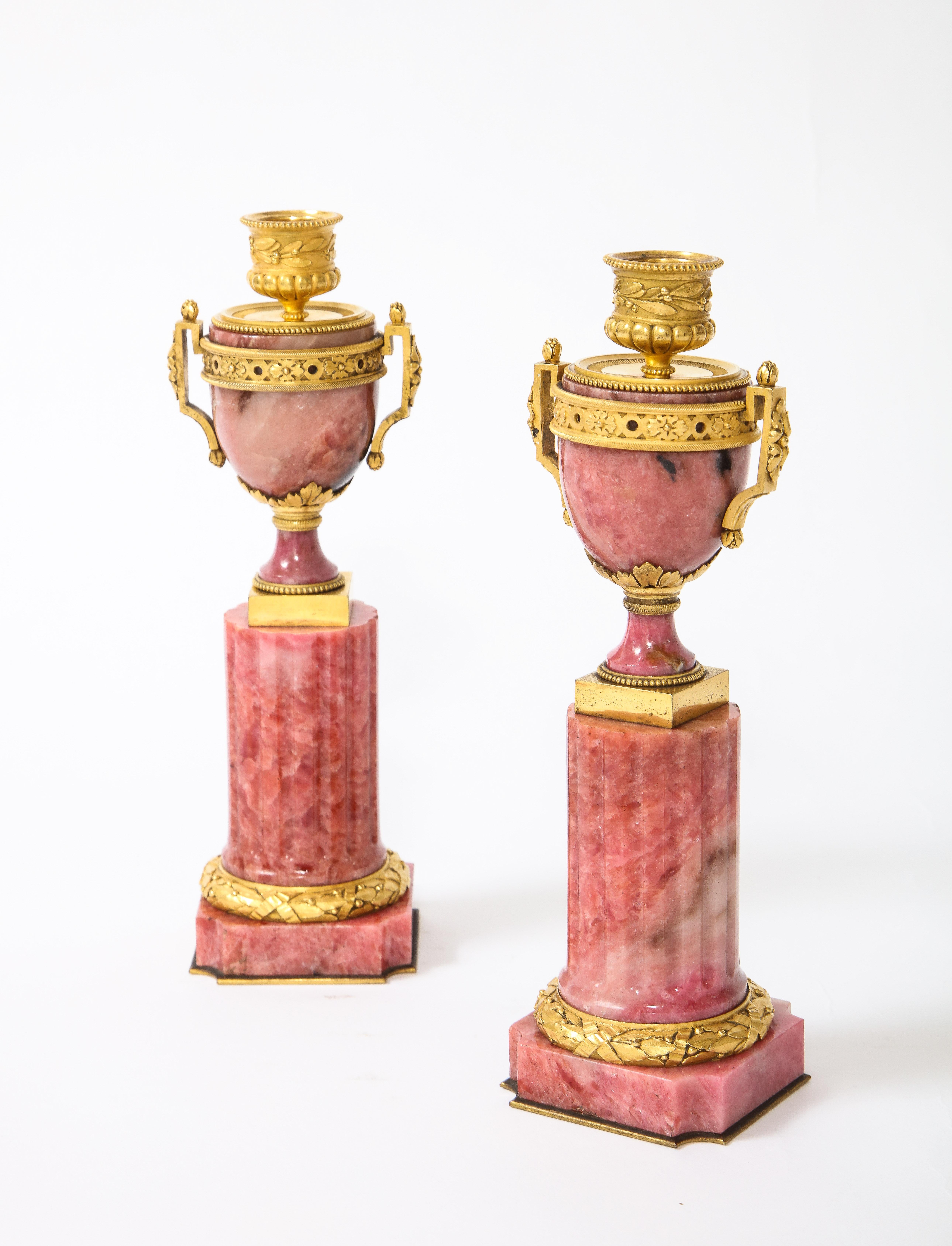 Paire de Cassolettes russes de style Louis XVI en rhodolite montées sur bronze doré en vente 5