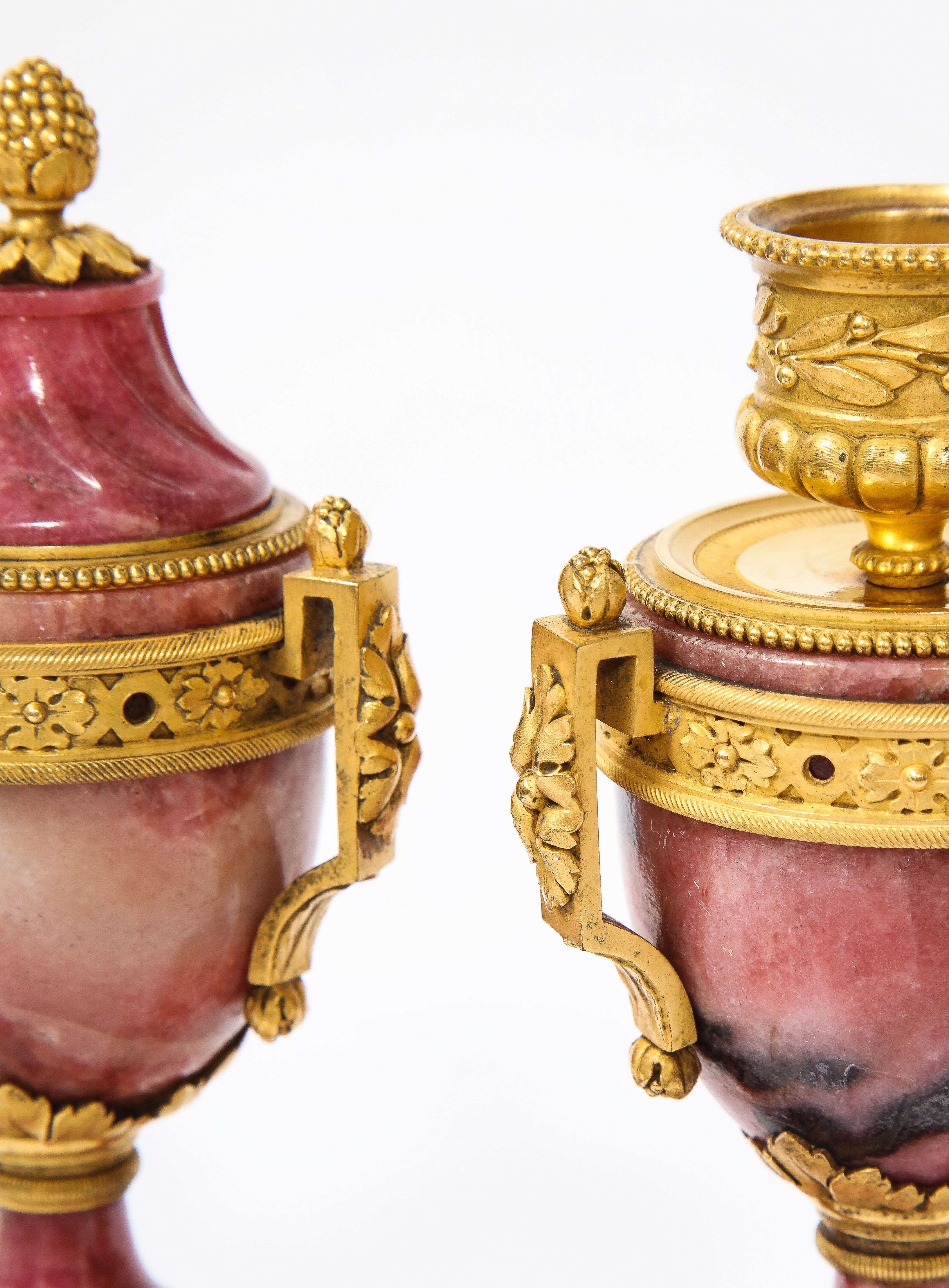 Paire de Cassolettes russes de style Louis XVI en rhodolite montées sur bronze doré en vente 7