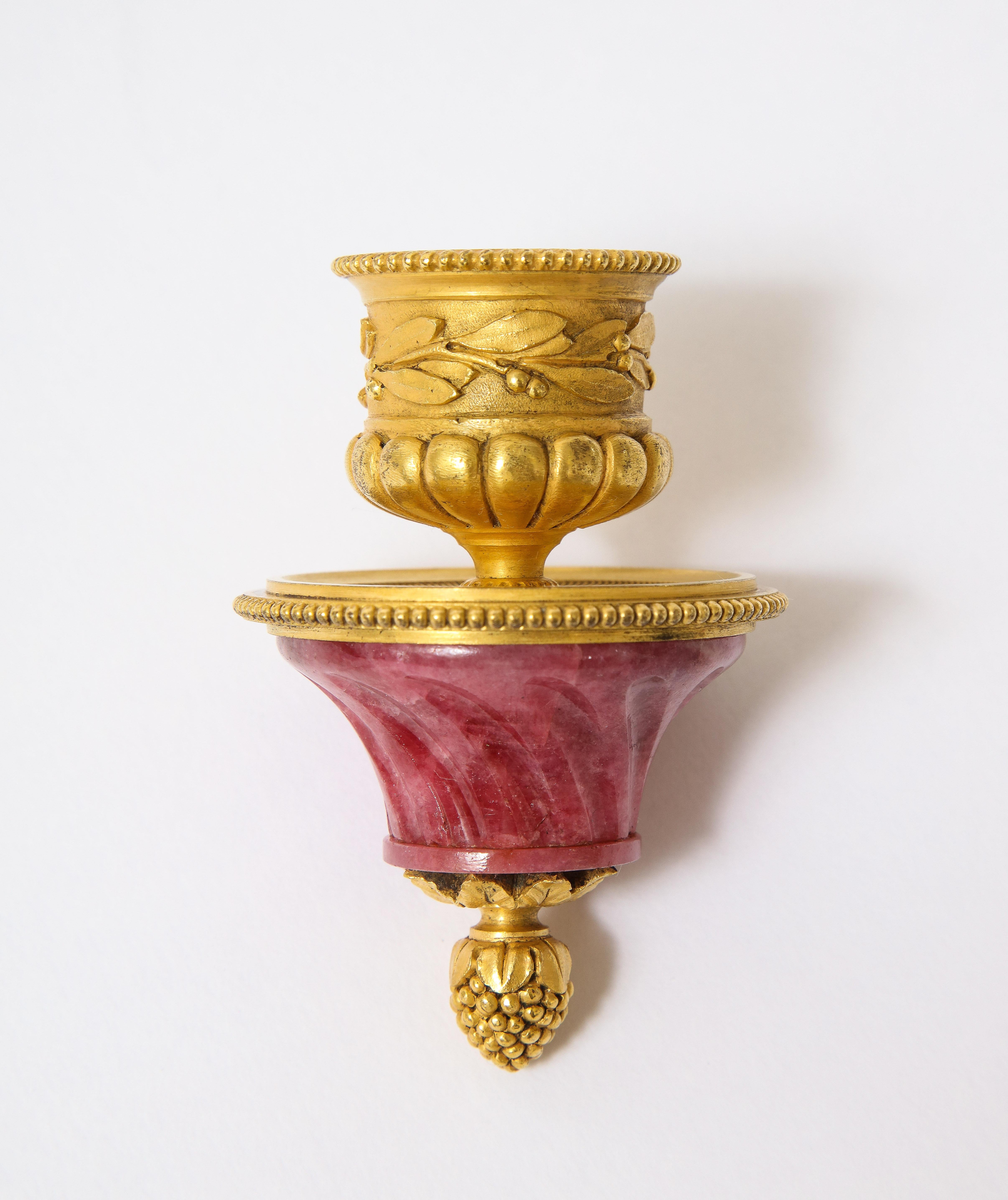 Paire de Cassolettes russes de style Louis XVI en rhodolite montées sur bronze doré en vente 8