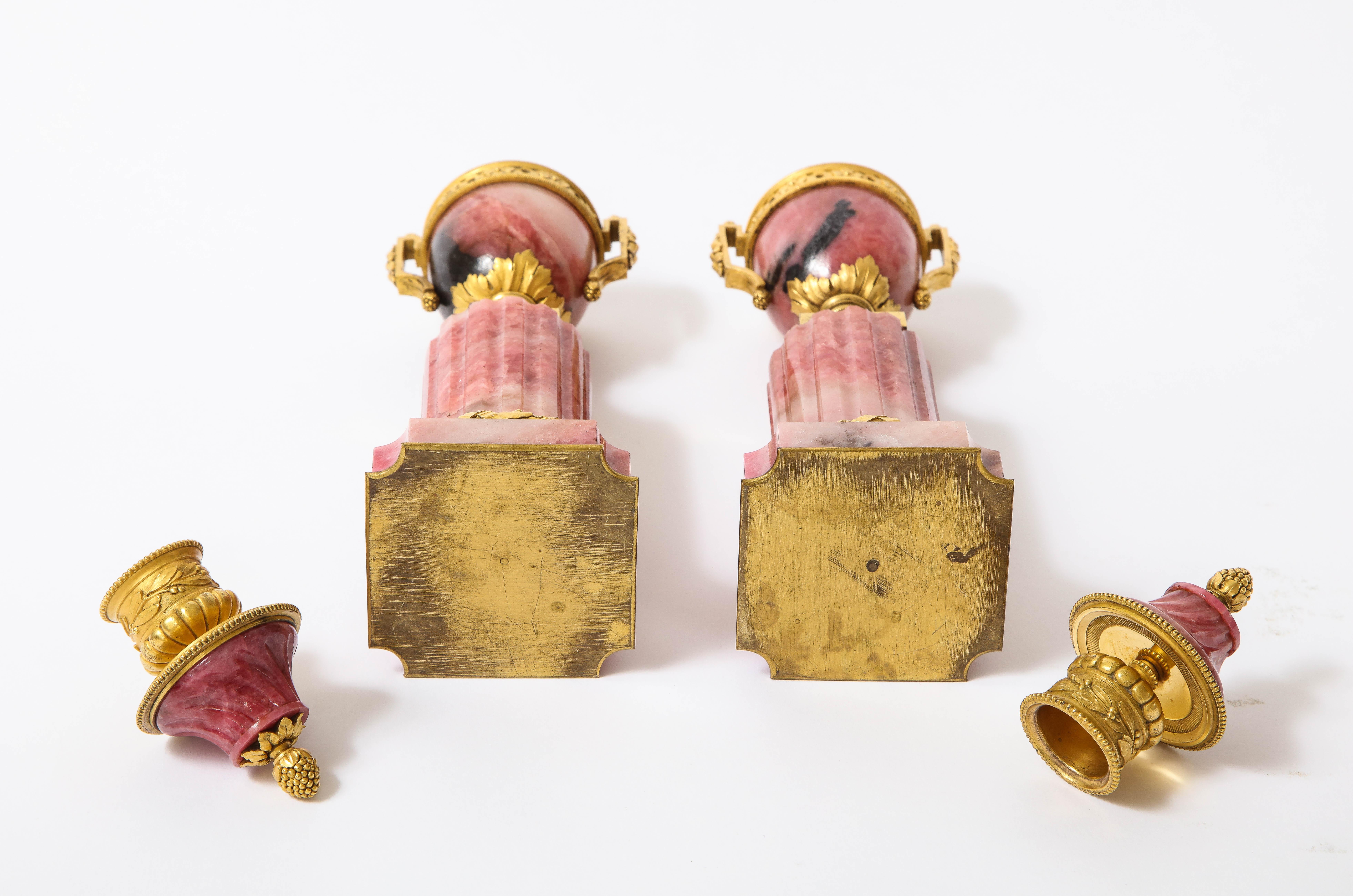 Paire de Cassolettes russes de style Louis XVI en rhodolite montées sur bronze doré en vente 10