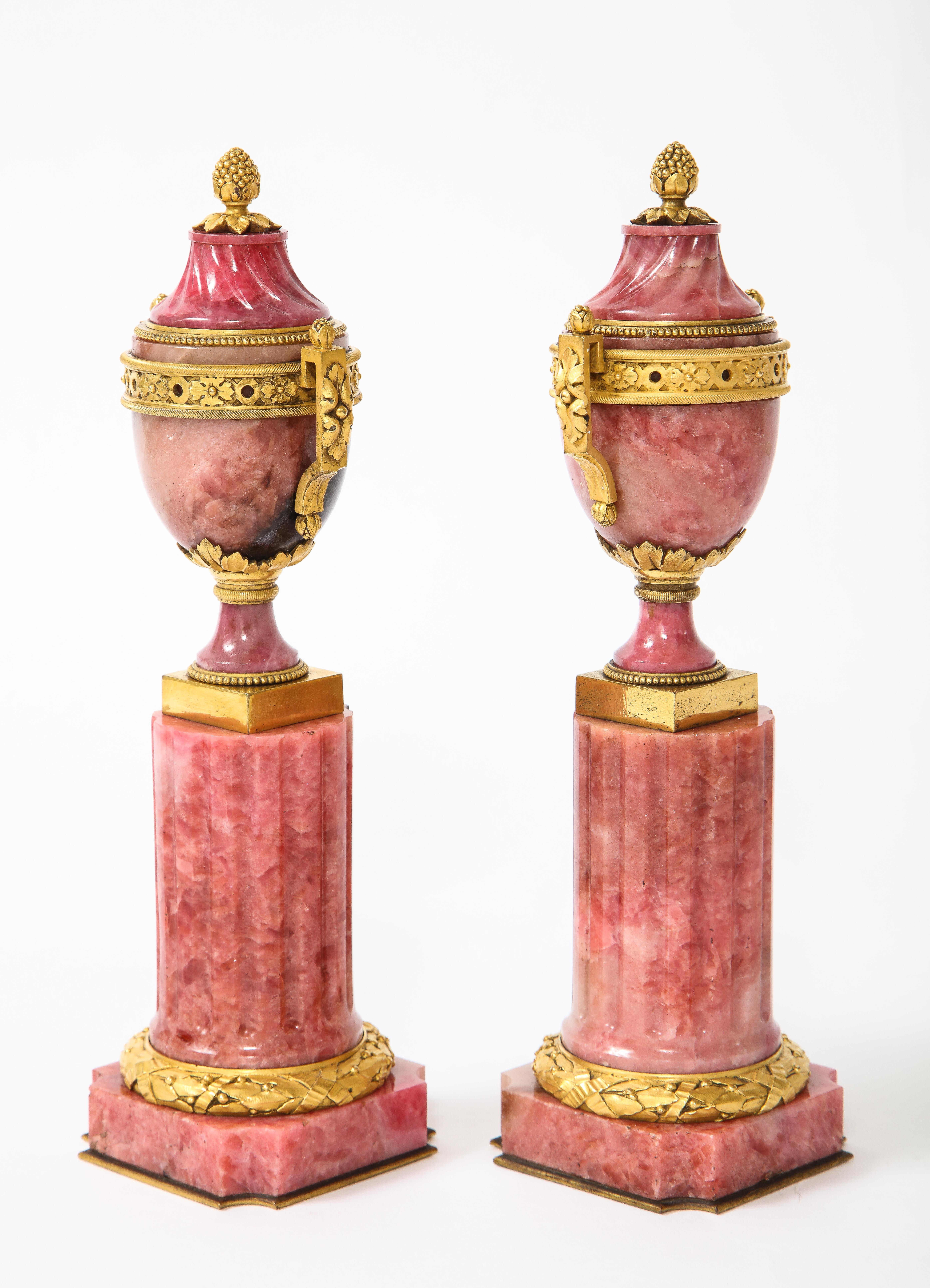 Bronze Paire de Cassolettes russes de style Louis XVI en rhodolite montées sur bronze doré en vente