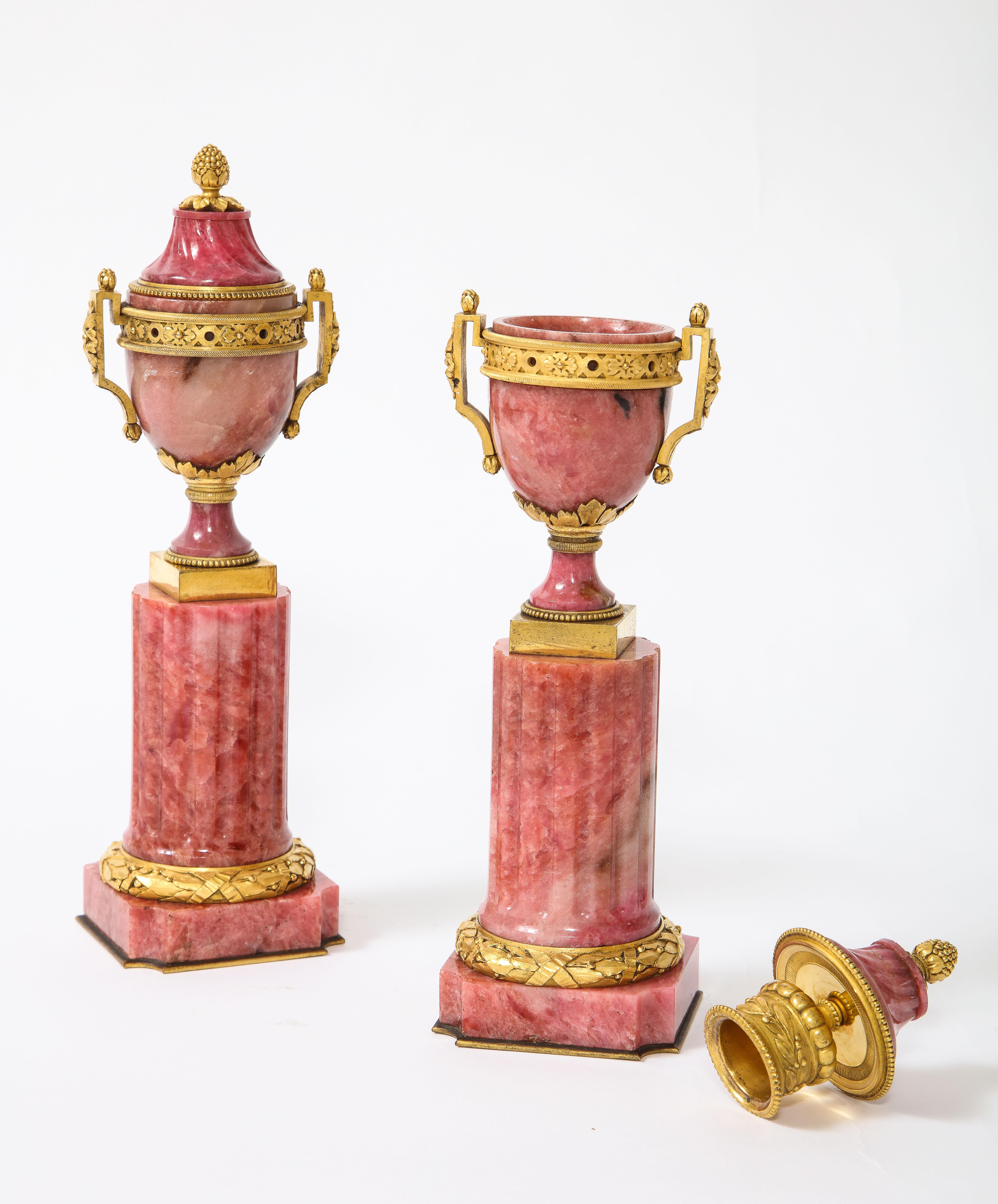 Paire de Cassolettes russes de style Louis XVI en rhodolite montées sur bronze doré en vente 2