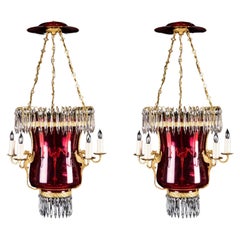 Paire de lustres de lanternes russes néoclassiques en verre canneberge et bronze doré