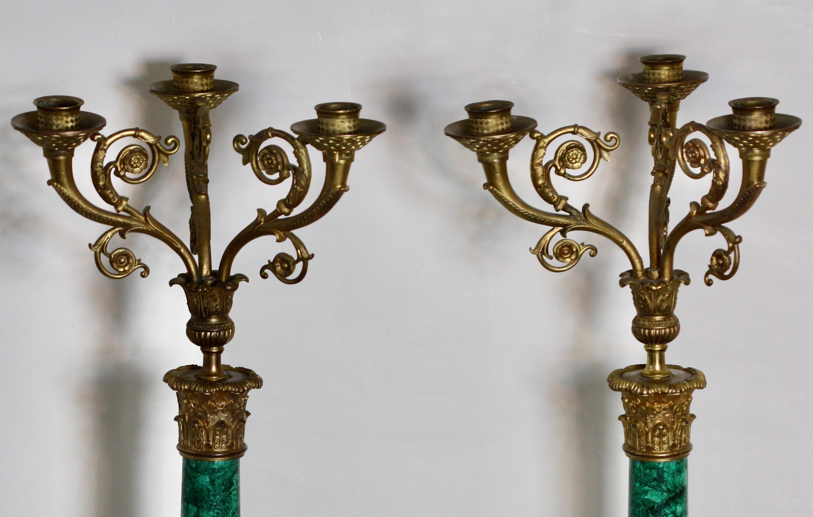 Paar dreiflammige Kandelaber aus vergoldeter Bronze mit Malachitbeschlägen im russischen Stil im Zustand „Gut“ im Angebot in West Palm Beach, FL