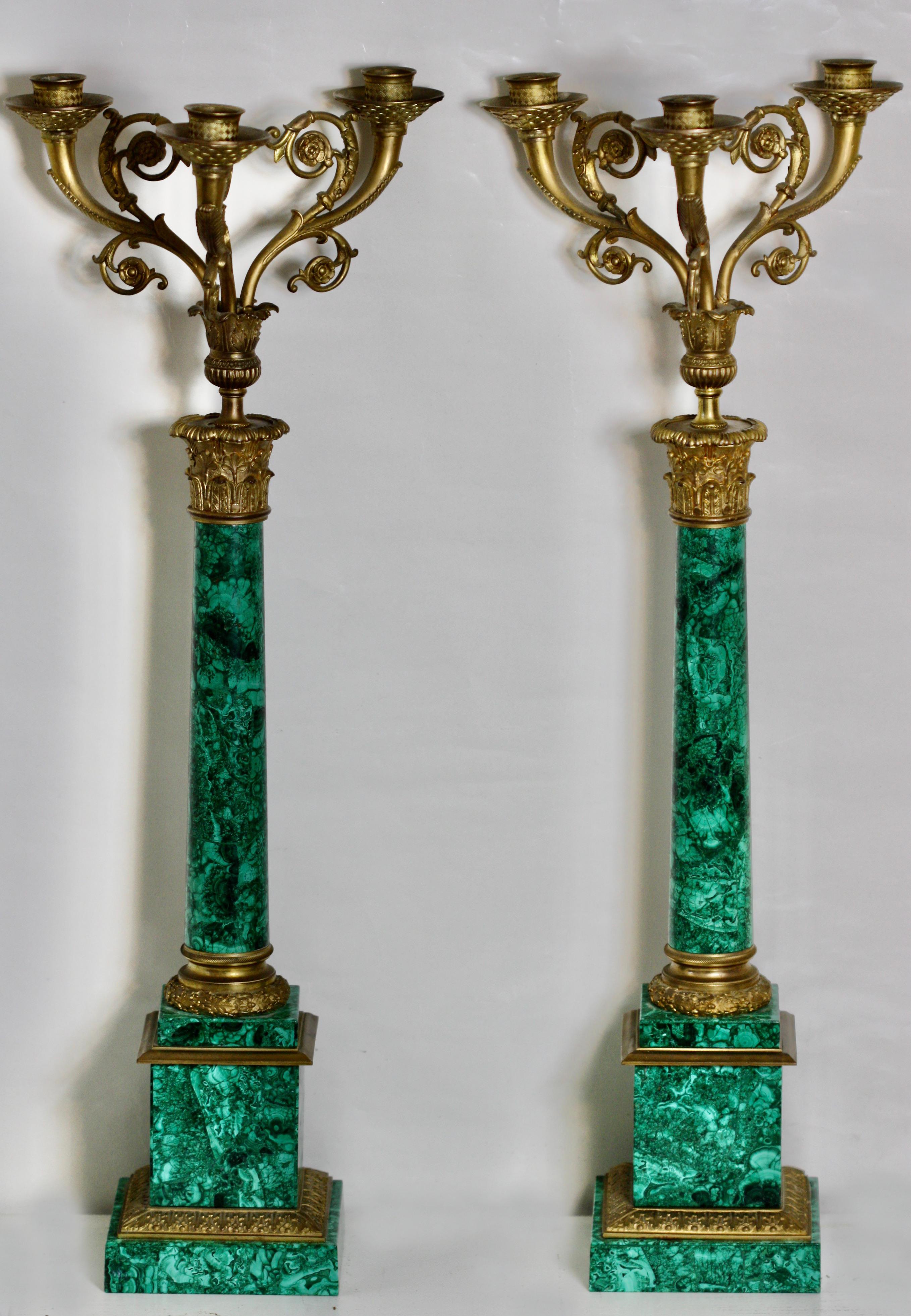 Paar dreiflammige Kandelaber aus vergoldeter Bronze mit Malachitbeschlägen im russischen Stil im Angebot 1