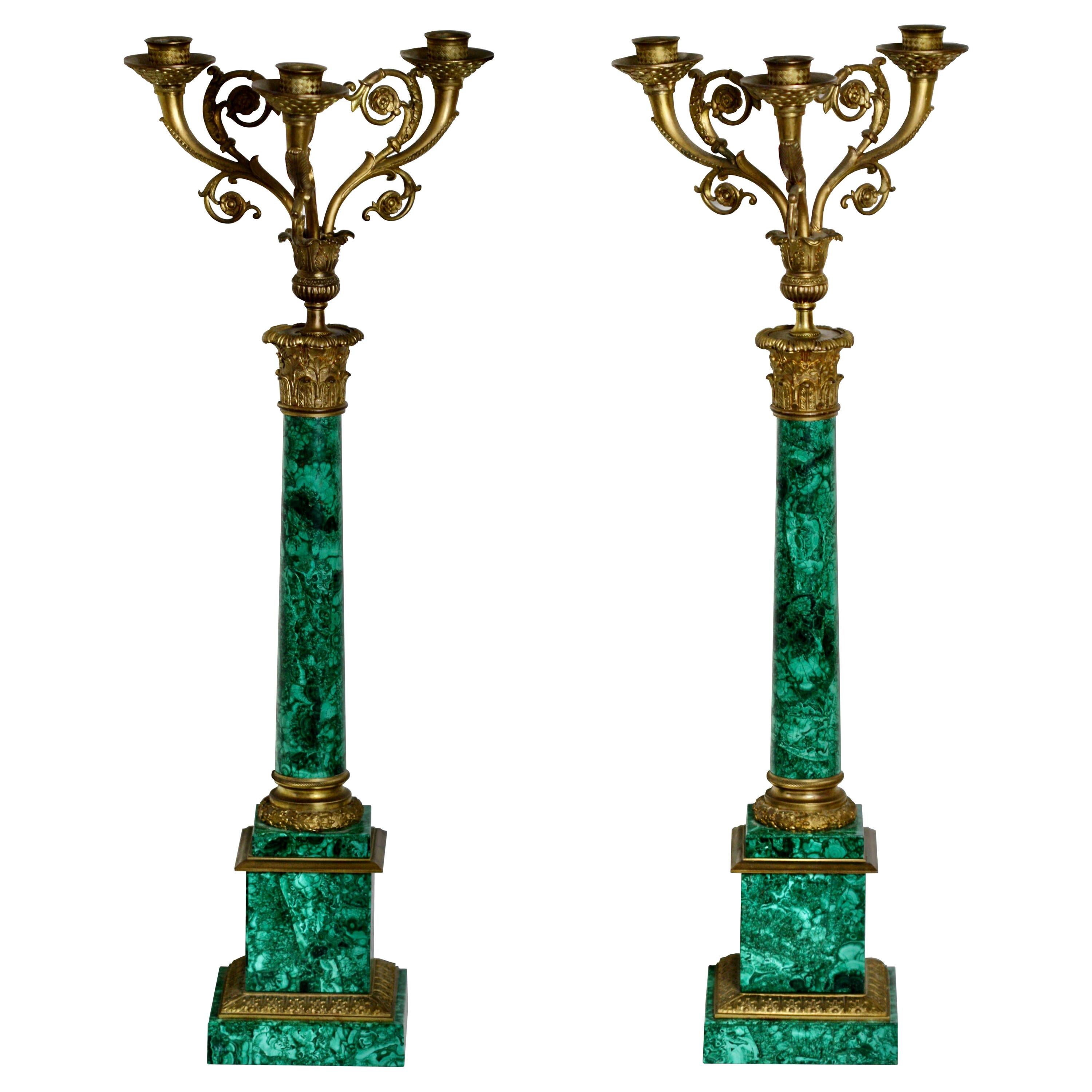 Paar dreiflammige Kandelaber aus vergoldeter Bronze mit Malachitbeschlägen im russischen Stil im Angebot